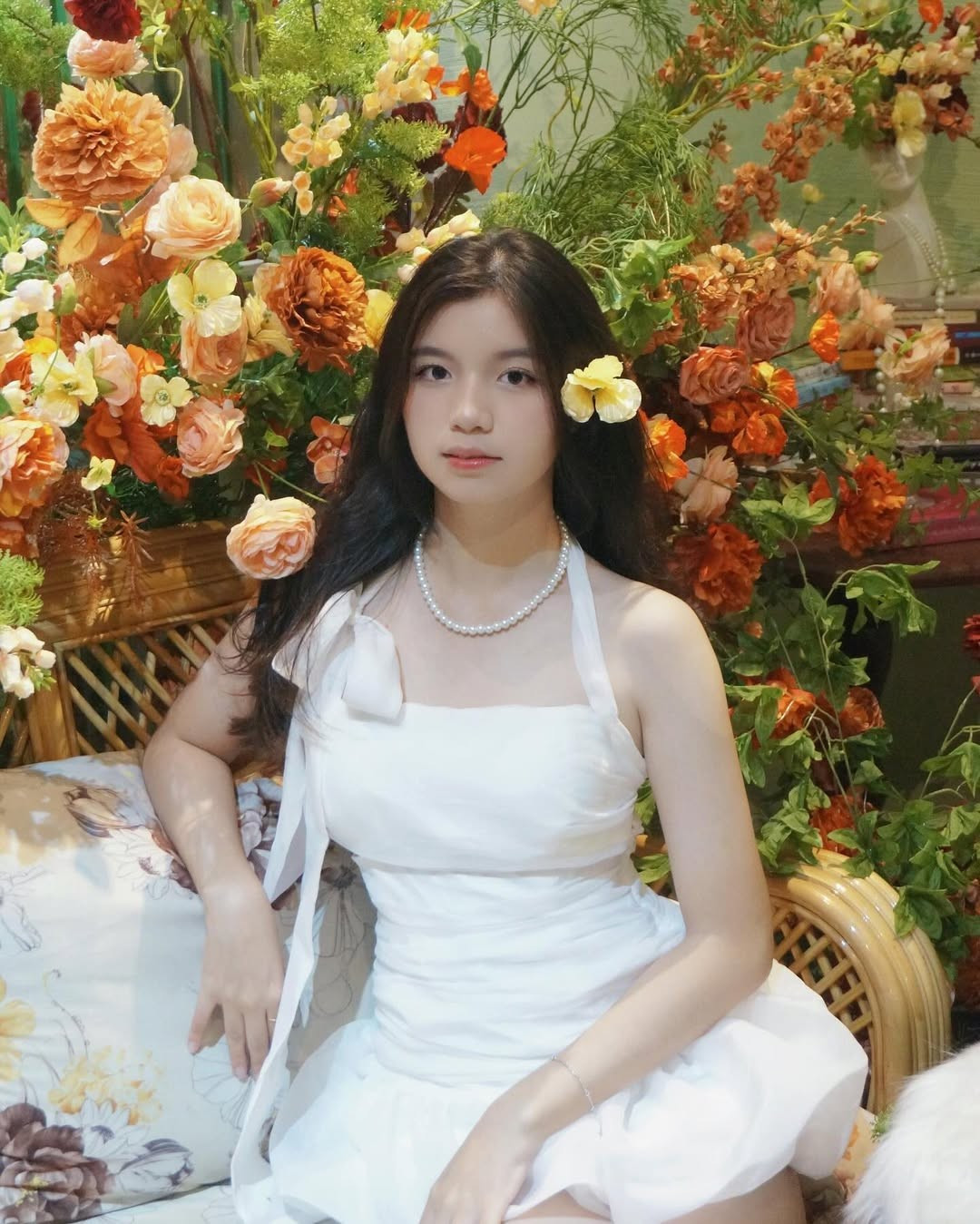 Sức hút của Bảo Chinh không chỉ đến từ vẻ ngoài xinh đẹp mà còn từ sự đối lập thú vị giữa công việc và đời thường. Một bên là nữ cảnh sát đặc nhiệm mạnh mẽ, sẵn sàng vượt qua mọi khó khăn trên thao trường; một bên là cô gái trẻ trung, yêu đời và có gu thẩm mỹ tinh tế. (Ảnh: IGNV)