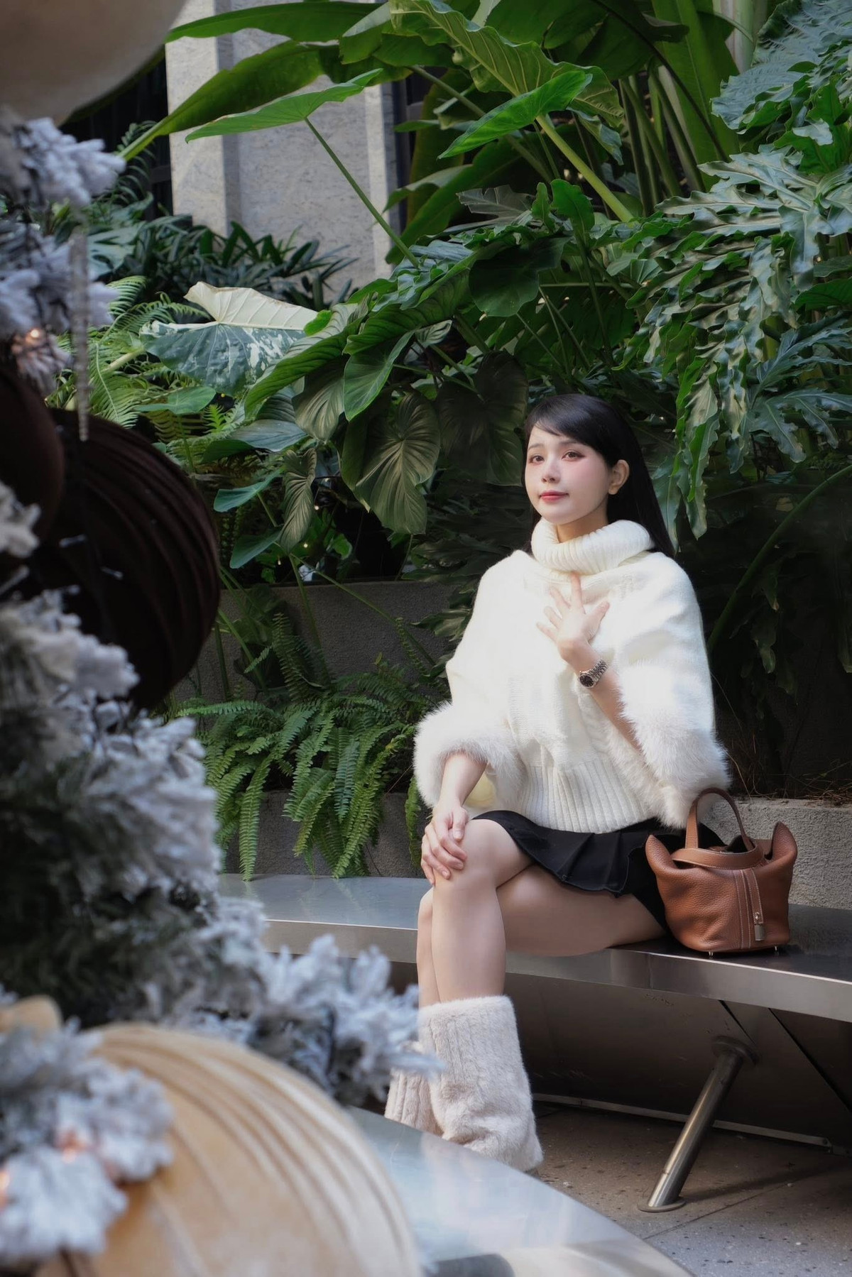 Trần Bích Hạnh xuất hiện với vẻ ngoài sang chảnh, cô lựa chọn chiếc áo len cổ lọ màu trắng tinh khôi với phần tay phối lông vũ điệu đà, kết hợp cùng chân váy ngắn và boots lông đồng điệu. (Ảnh: FBNV)
