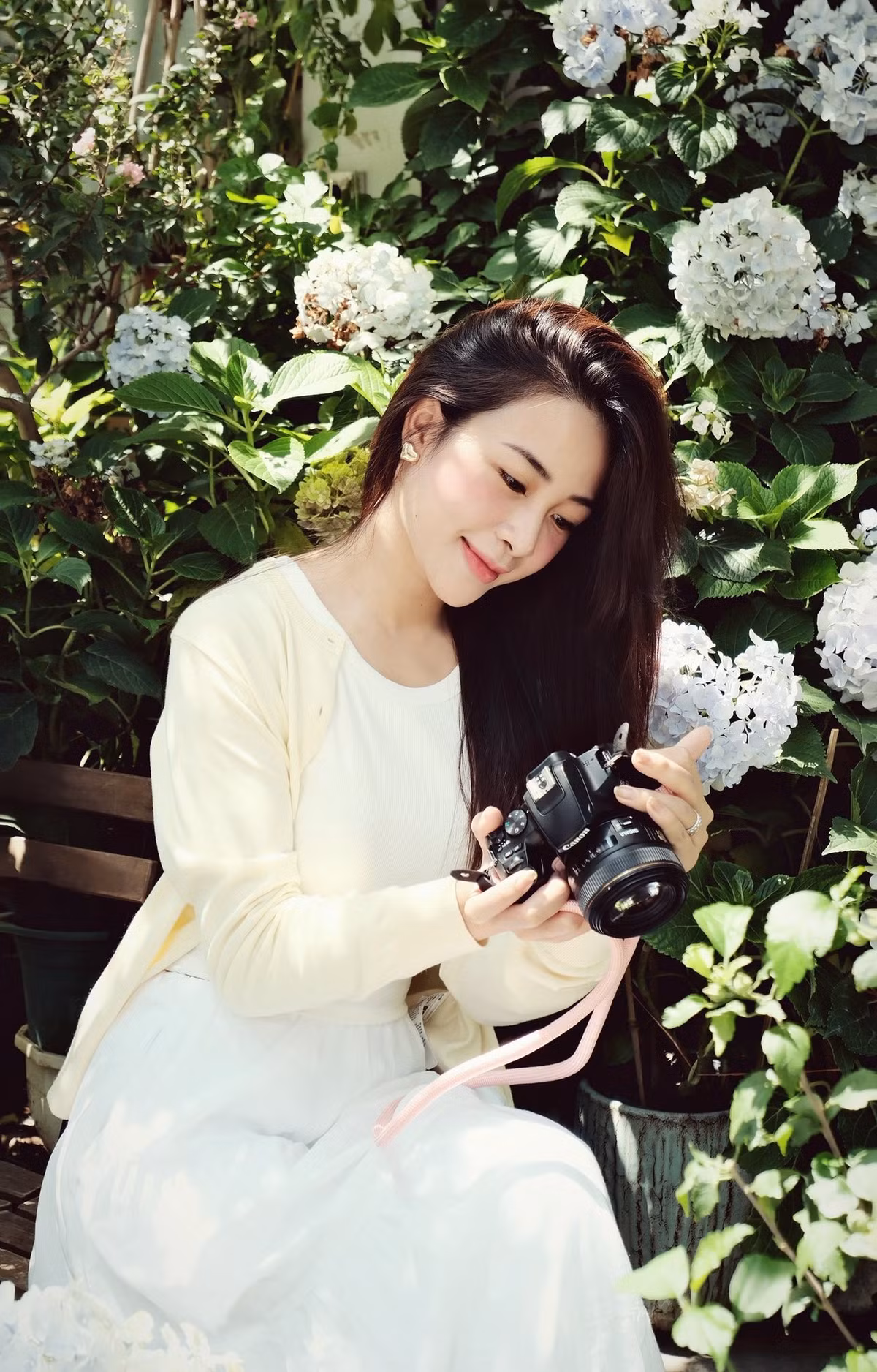 Trước khi được biết đến rộng rãi với vai trò vợ của cầu thủ Phan Văn Đức, Nhật Linh đã là một gương mặt quen thuộc trong cộng đồng mạng với biệt danh "hot girl giáo viên mầm non" nhờ nhan sắc xinh đẹp. (Ảnh: FBNV)