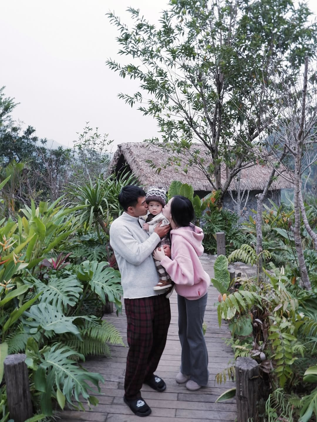 Được biết, đây là một trong những chuyến đi chơi xa đầu tiên của em bé nhà Hà Đức Chinh và Mai Hà Trang. (Ảnh: IGNV)