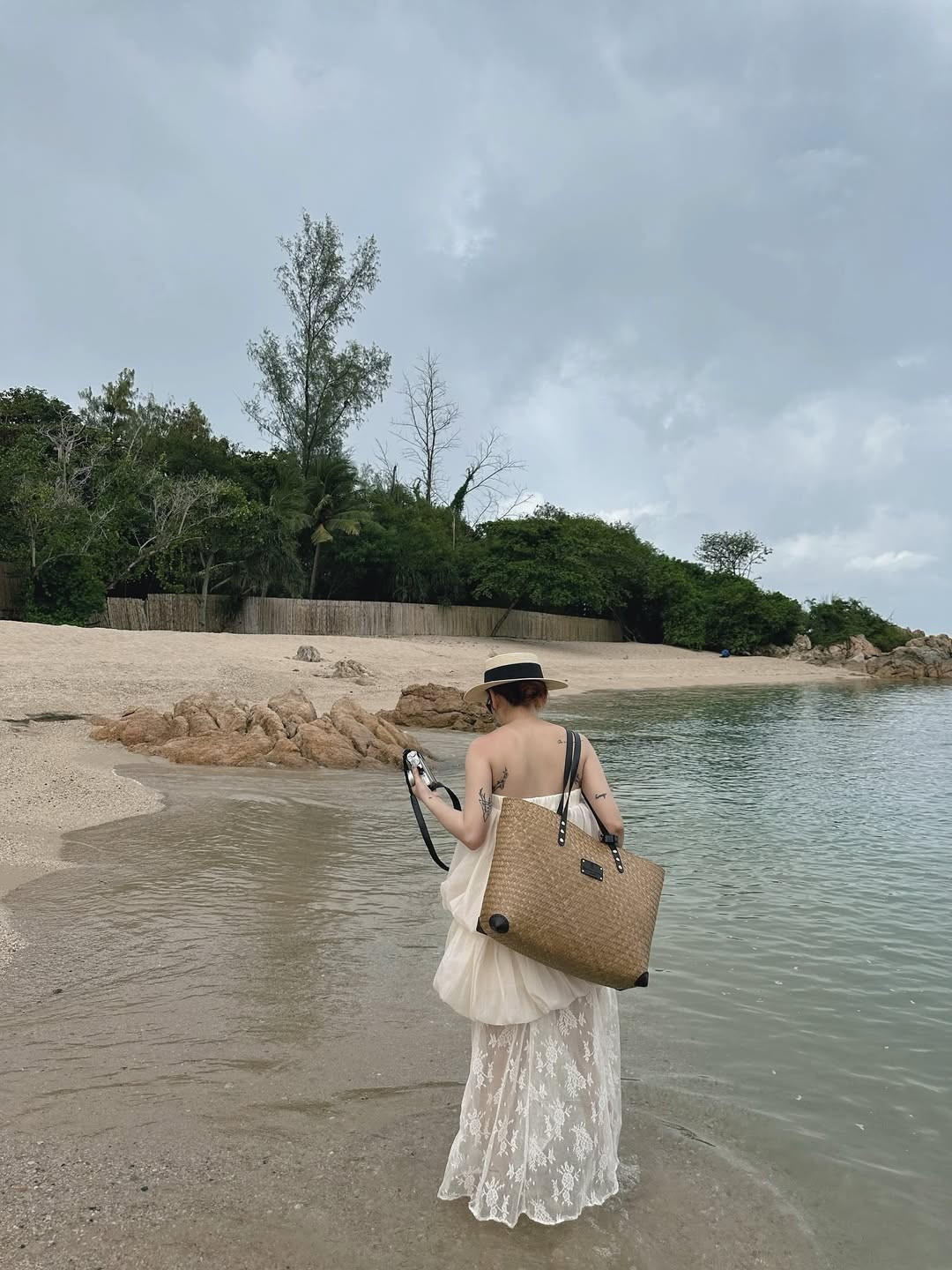 Trong các bộ ảnh và cả trên phim ảnh, cô nàng thường diện những trang phục khoe được lợi thế hình thể như đường cong quyến rũ và đôi chân dài. (Ảnh: IGNV)