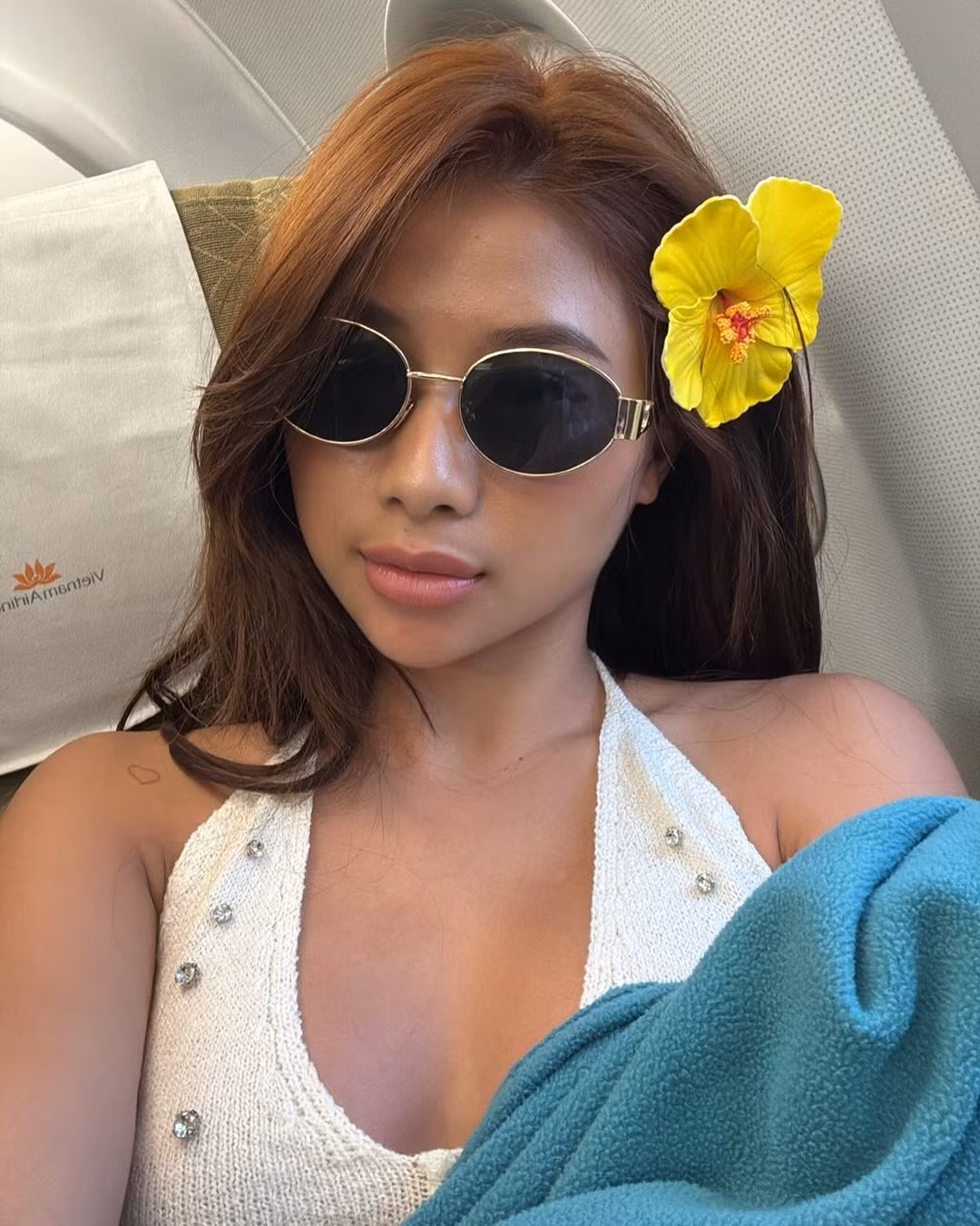 Trong những khoảnh khắc gần đây, Louis khiến người hâm mộ không thể rời mắt với outfit màu trắng tinh khôi gồm áo hai dây dạng len đính đá và quần short ton-sur-ton khoe khéo vòng eo nhỏ nhắn.