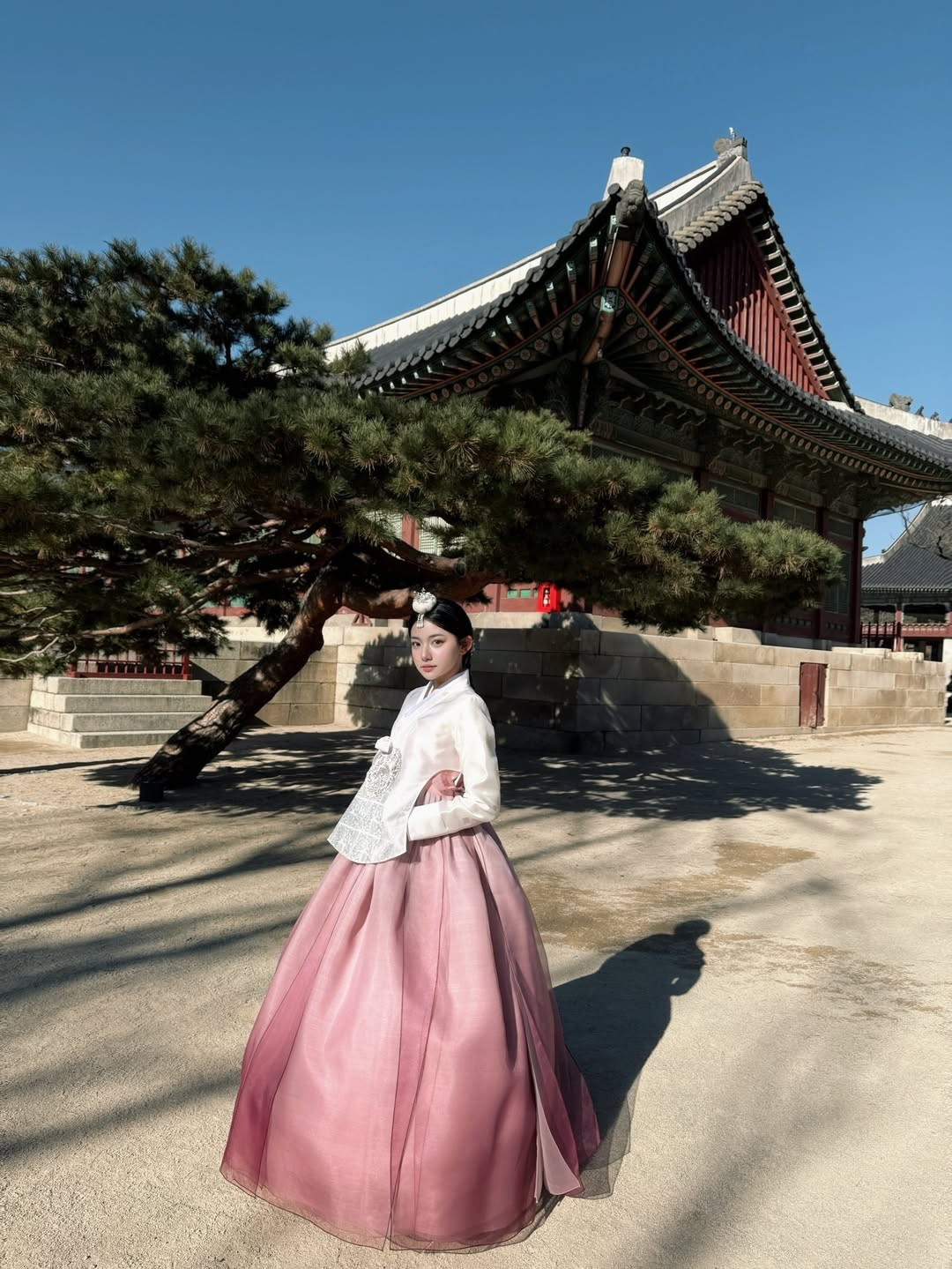 Dù không trang điểm quá cầu kỳ, chỉ với layout make-up tự nhiên trong veo chuẩn Hàn, Quỳnh Trương vẫn khoe trọn những đường nét hài hòa trên khuôn mặt. (Ảnh: IGNV)