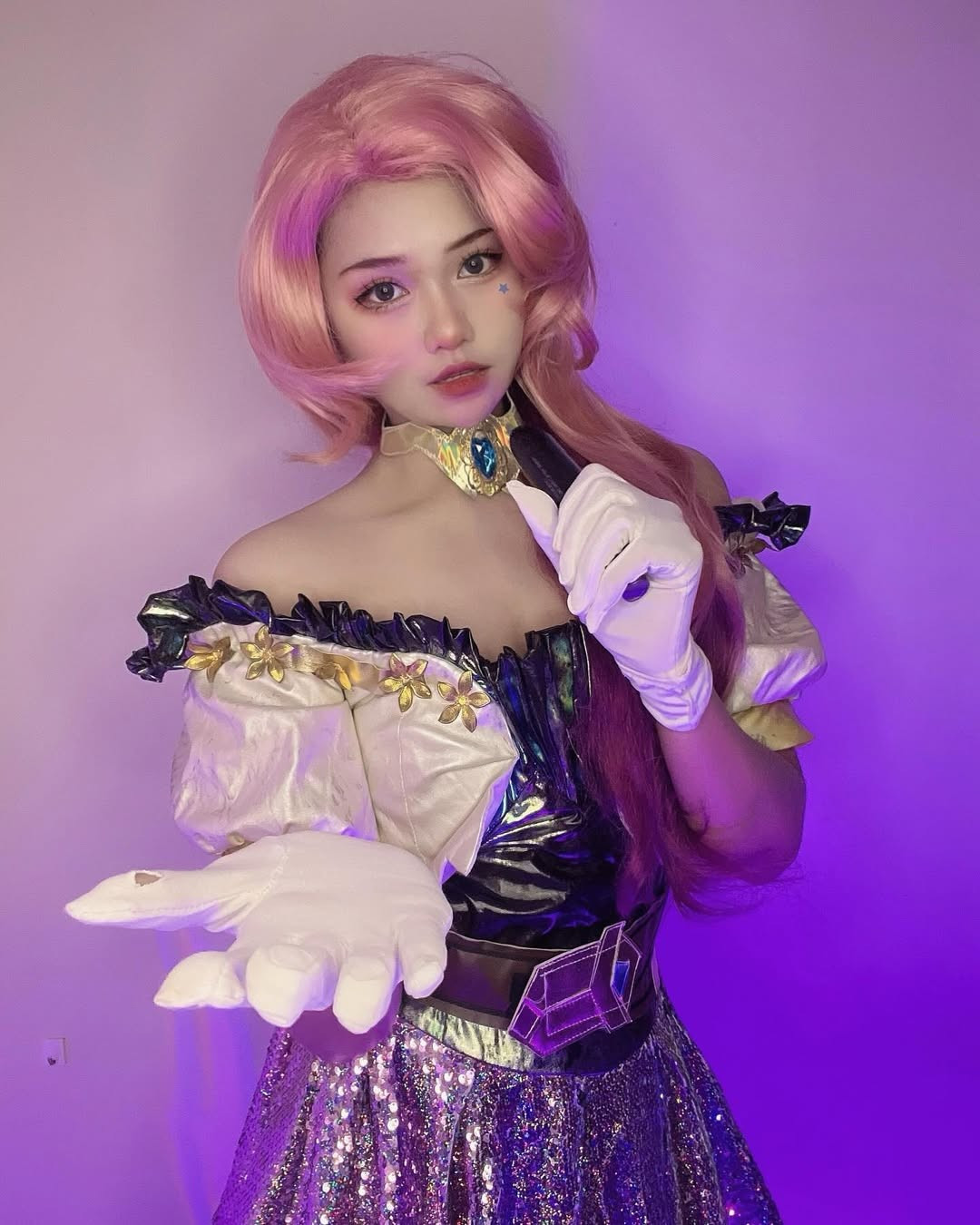 Ngay sau khi bộ ảnh được chia sẻ, Chika đã nhận về "cơn bão" tương tác và những lời khen ngợi không ngớt từ cộng đồng mạng: "Đây đúng là phiên bản Ahri bước ra từ game rồi!", "đã con mắt". (Ảnh: IGNV)