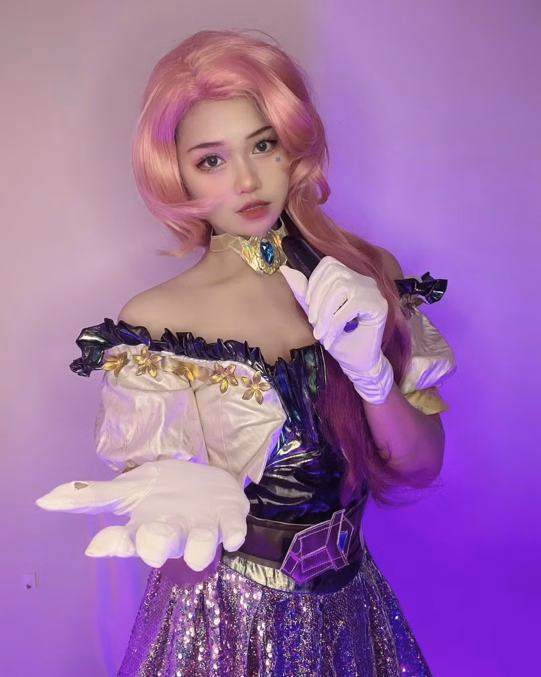 Ngay sau khi bộ ảnh được chia sẻ, Chika đã nhận về "cơn bão" tương tác và những lời khen ngợi không ngớt từ cộng đồng mạng: "Đây đúng là phiên bản Ahri bước ra từ game rồi!", "đã con mắt". (Ảnh: IGNV)