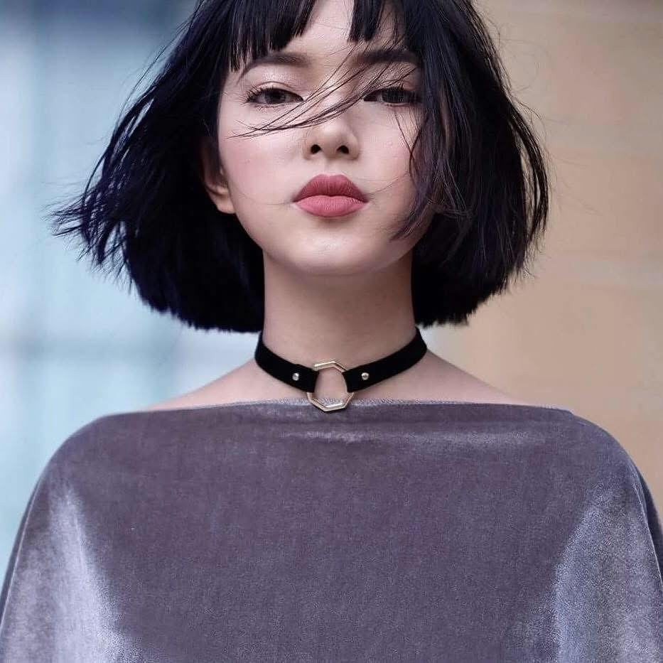 Những chiếc vòng cổ choker bản nhỏ hay bản to kết hợp cùng áo trễ vai, trang phục nhung đã tạo nên một hình ảnh Châu Bùi vừa nổi loạn, vừa kiêu kỳ. (Ảnh: IGNV)