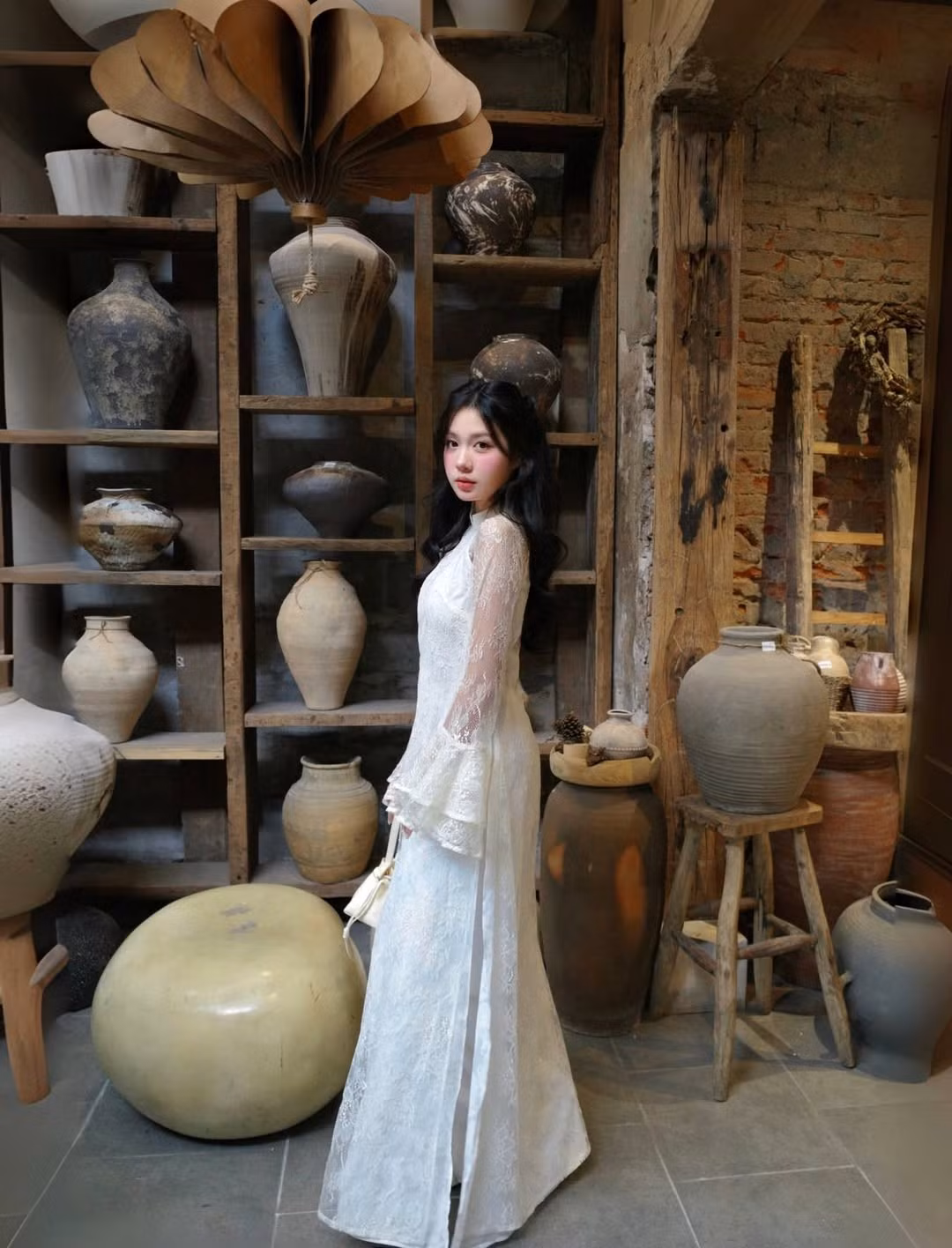 Trong loạt ảnh mới, Vũ Nguyệt xuất hiện trong thiết kế áo dài cách tân màu trắng kem thanh khiết. (Ảnh: IGNV)