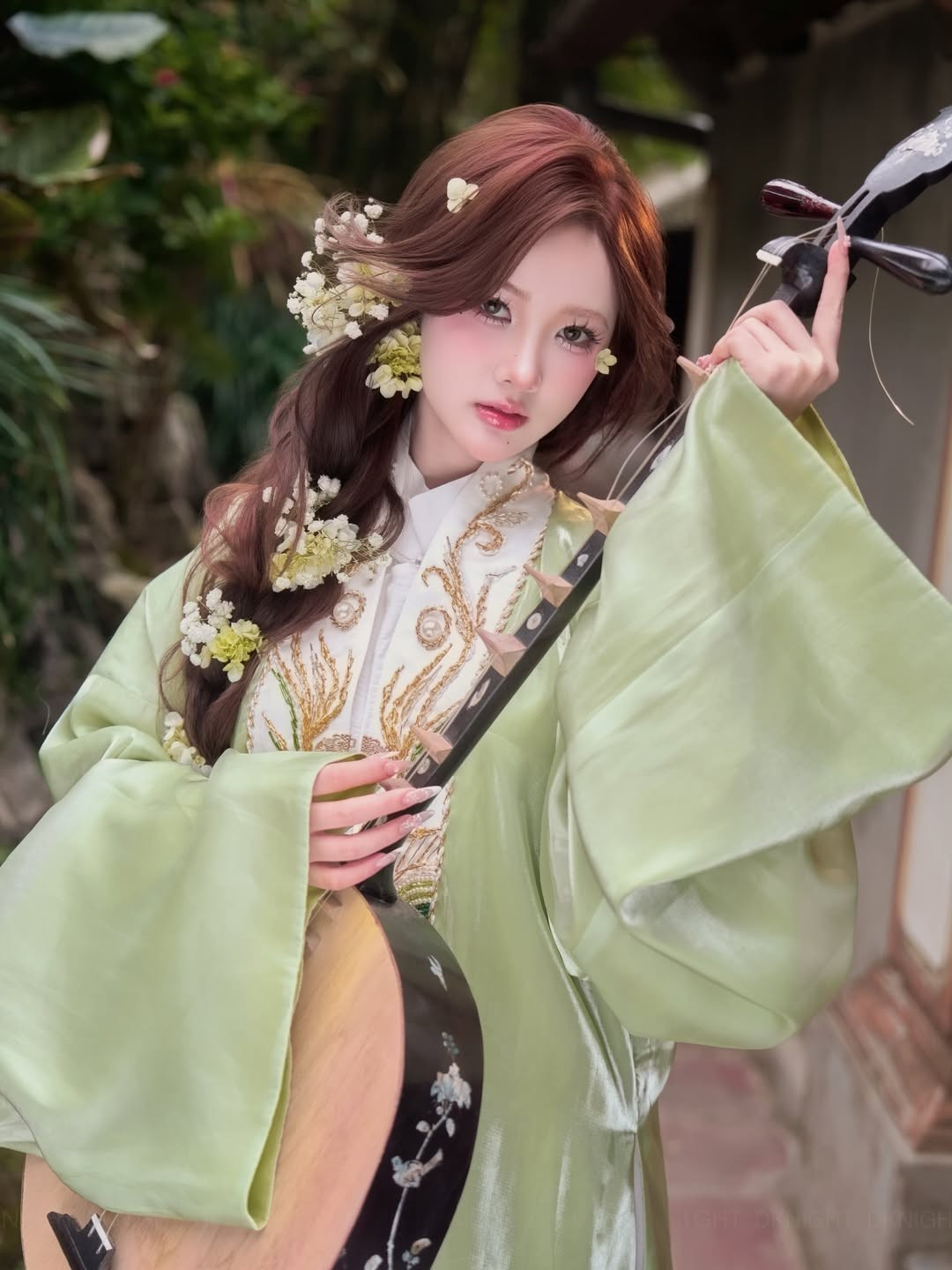 Đặc biệt trong bộ ảnh, DIệu Linh kết hợp với các phục kiện đậm chất truyền thống như đàn Nguyệt. Sự xuất hiện của nhạc cụ dân tộc không chỉ là đạo cụ diễn xuất mà còn khẳng định sự am hiểu và tôn vinh văn hóa nghệ thuật truyền thống của cô nàng. Cách cầm đàn, tư thế ngồi đều toát lên vẻ tri thức và nhã nhặn. (Ảnh: IGNV)