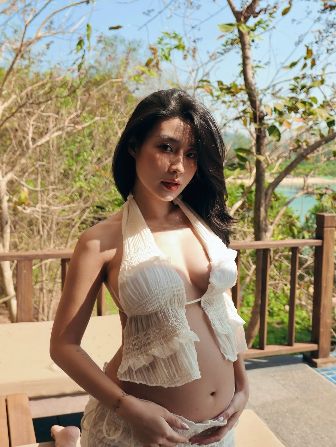 Trong những khung hình vừa đăng tải, Thanh Huyền diện bộ trang phục màu trắng với chất liệu mỏng nhẹ, thiết kế bèo nhún điệu đà nhưng không kém phần quyến rũ. (Ảnh: IGNV)