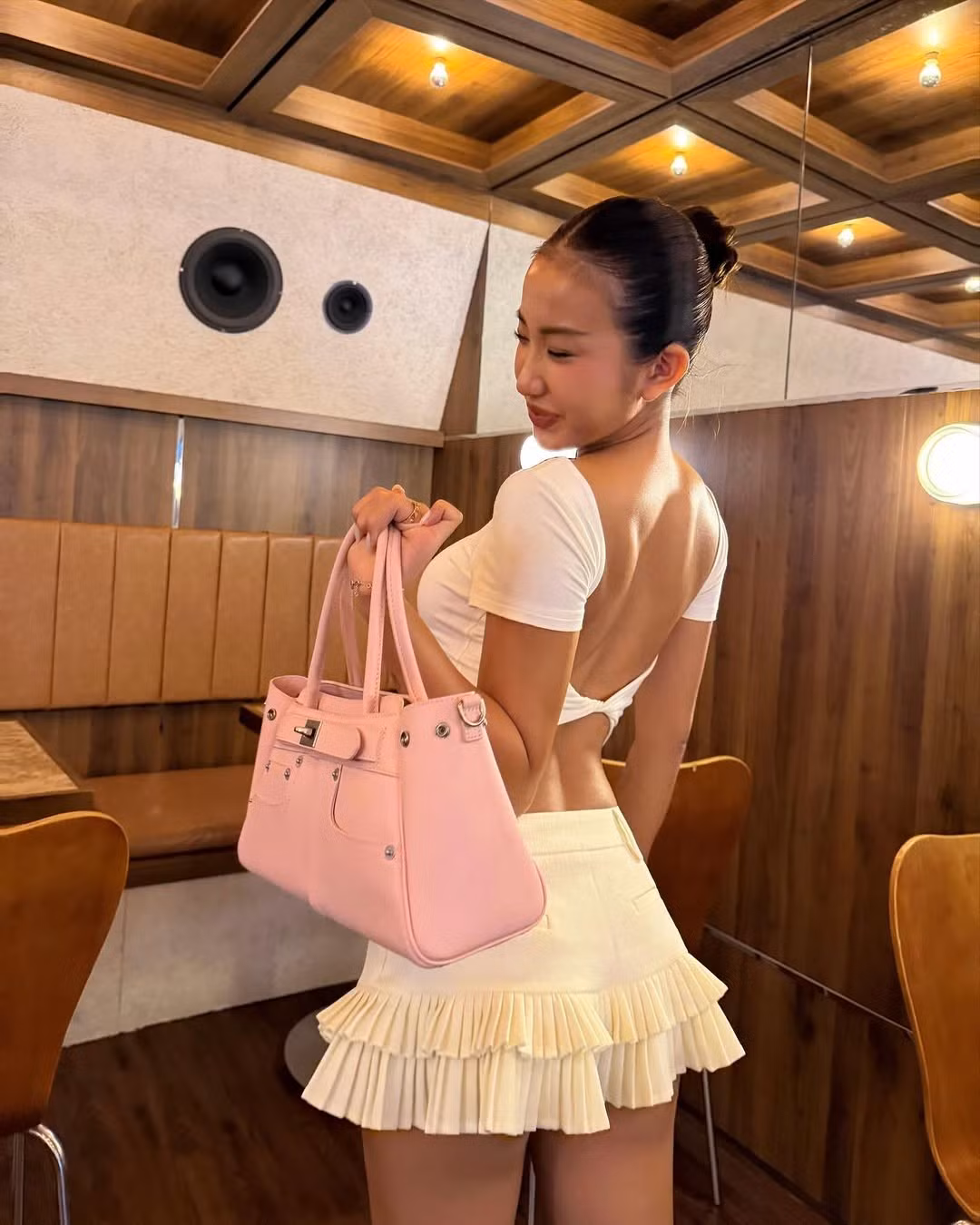 Huyền 2k4 đã chứng minh rằng dù đã làm vợ, làm mẹ thì vẫn không làm giảm đi sự sáng tạo và cá tính trong phong cách thời trang của cô. (Ảnh: IGNV)