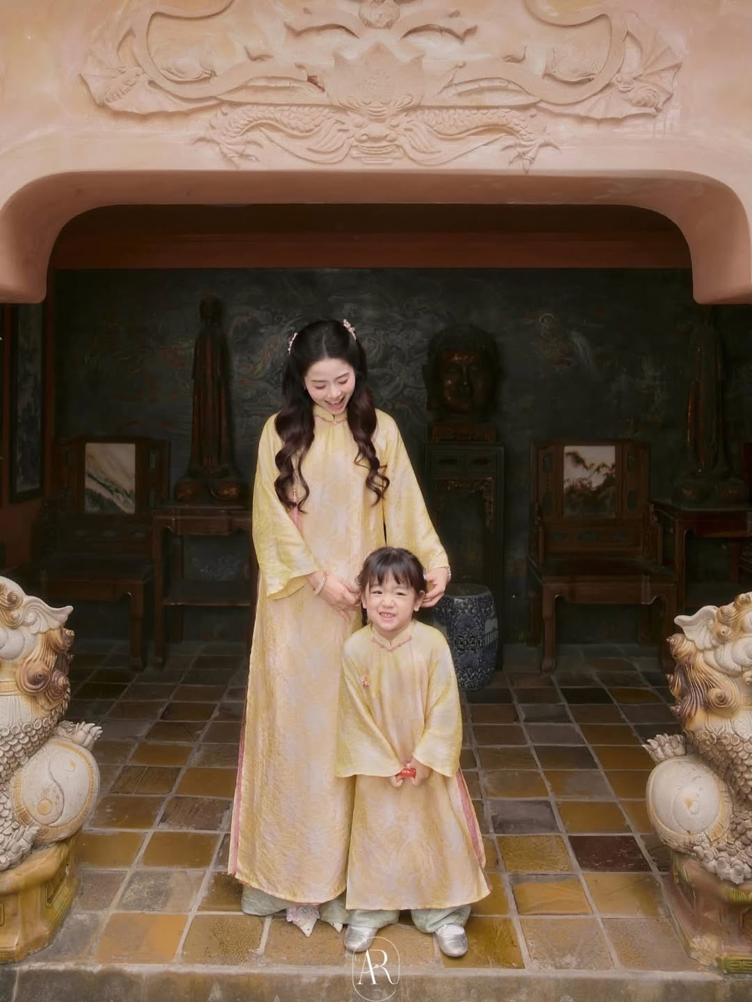 Sắc vàng không chỉ mang lại sự ấm áp, may mắn mà còn tôn lên vẻ đẹp thanh tú, đậm chất Á Đông của Nam Thương và nét đáng yêu, trong trẻo của bé Bún. (Ảnh: IGNV)