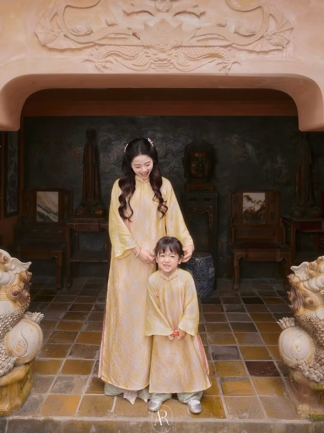 Sắc vàng không chỉ mang lại sự ấm áp, may mắn mà còn tôn lên vẻ đẹp thanh tú, đậm chất Á Đông của Nam Thương và nét đáng yêu, trong trẻo của bé Bún. (Ảnh: IGNV)