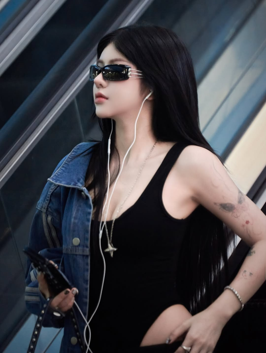 Các bức ảnh bắt trọn khoảnh khắc cô nàng đang nghe nhạc, chỉnh tai nghe hoặc nhìn xa xăm, toát lên vẻ phóng khoáng, cool ngầu đậm chất dancer. (Ảnh: IGNV)