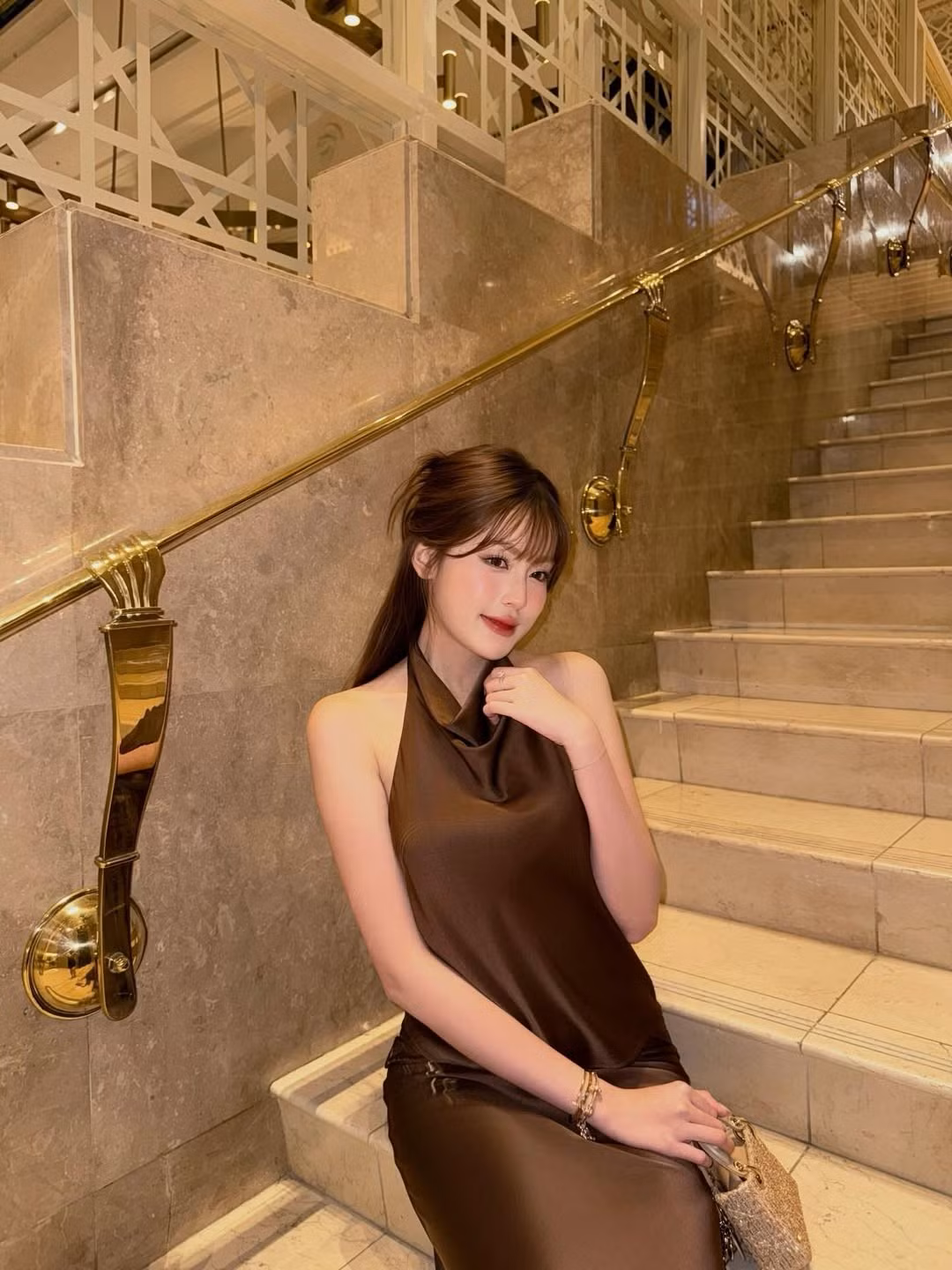 Gương mặt trang điểm nhẹ nhàng, đôi môi đỏ mọng cùng ánh mắt "hờ hững" càng làm tăng thêm vẻ cuốn hút, "nũng nịu" đặc trưng của cô nàng. (Ảnh: IGNV)