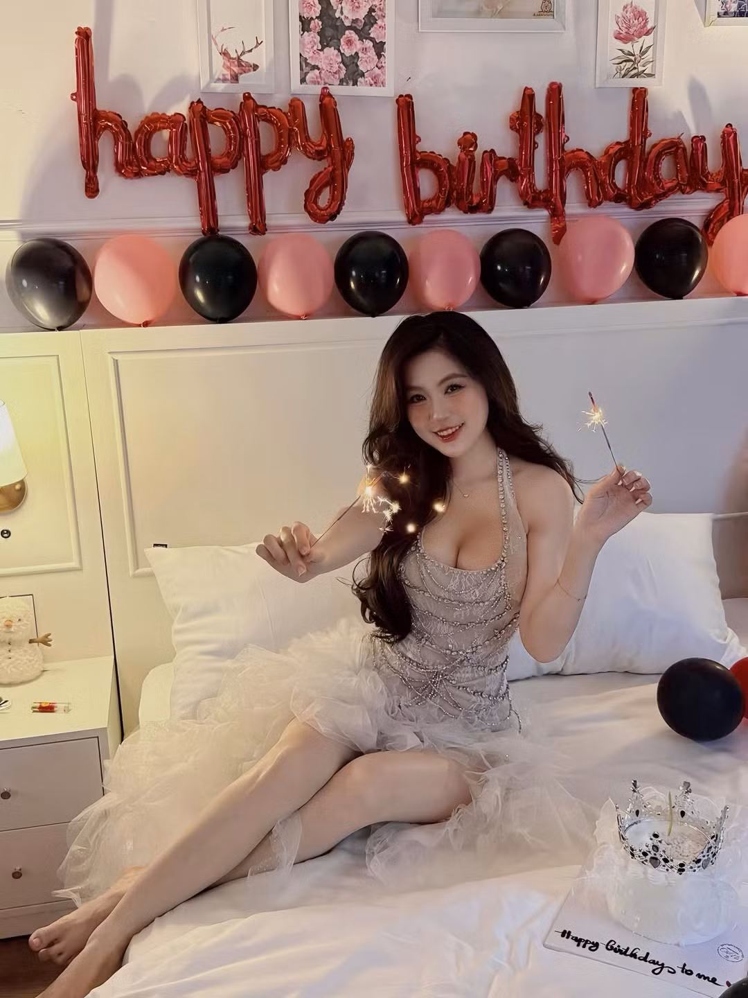 Từ ánh mắt mơ màng đến nụ cười rạng rỡ bên ánh nến, Trân Trần cho thấy sự thăng hạng về nhan sắc lẫn phong cách thời trang theo thời gian. (Ảnh: IGNV)