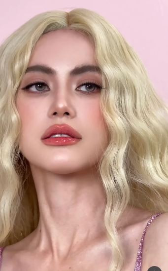 Khác hẳn với hình tượng tóc đen dài quen thuộc, mái tóc vàng bồng bềnh cùng trang phục nội y tinh tế đã làm nổi bật vẻ đẹp lai Tây sắc sảo, đôi mắt "biết nói" cuốn hút và đôi môi căng mọng gợi cảm của cô. (Ảnh: IGNV)