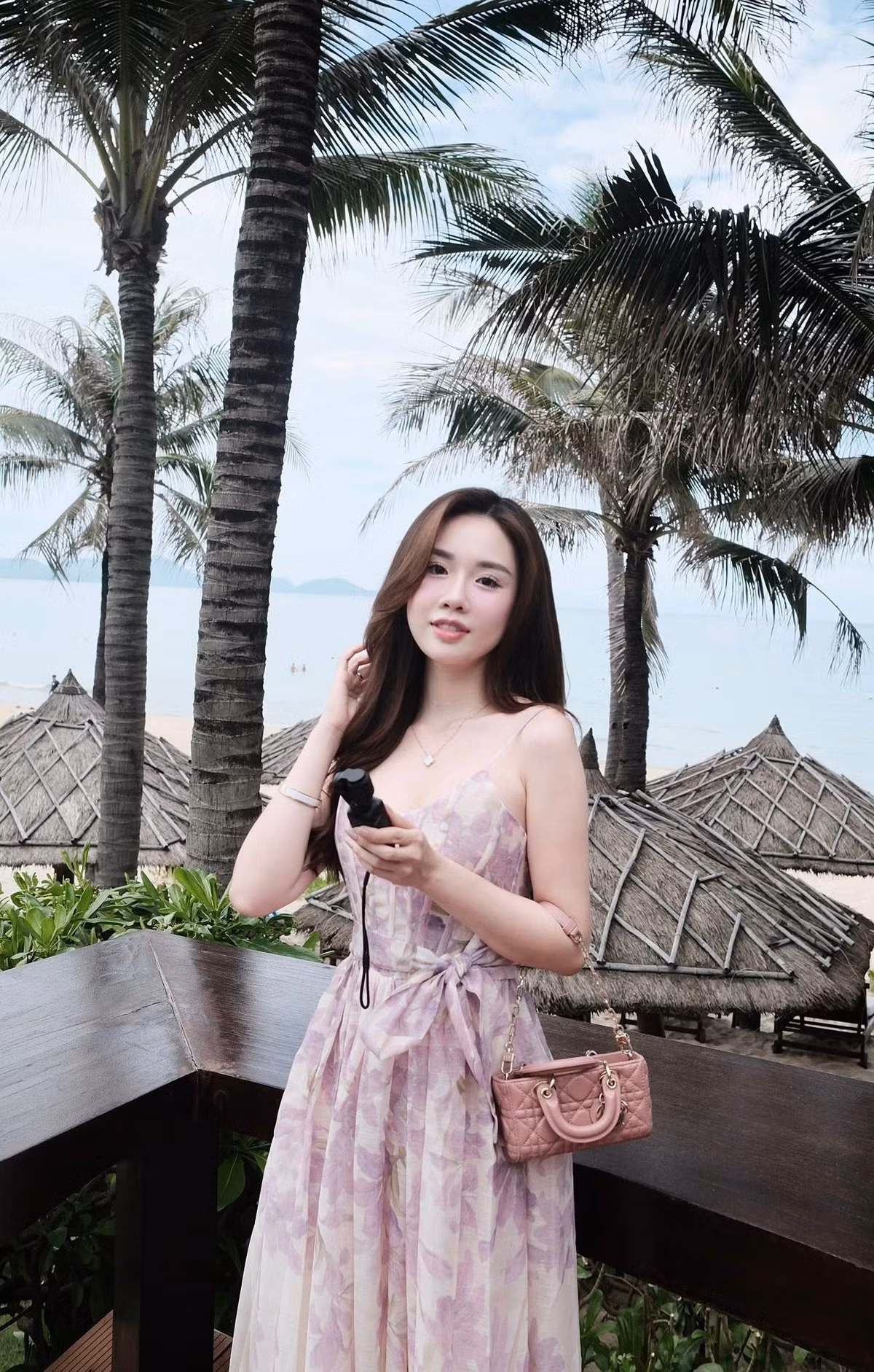 Với thần thái tự tin, nụ cười rạng rỡ và những cách tạo dáng chuyên nghiệp, Nguyễn Ngọc Mai đã thu hút mọi ánh nhìn. Mỗi bức ảnh của cô đều toát lên vẻ đẹp ngọt ngào, kiêu sa, không khác gì những thước phim điện ảnh. (Ảnh: FBNV)