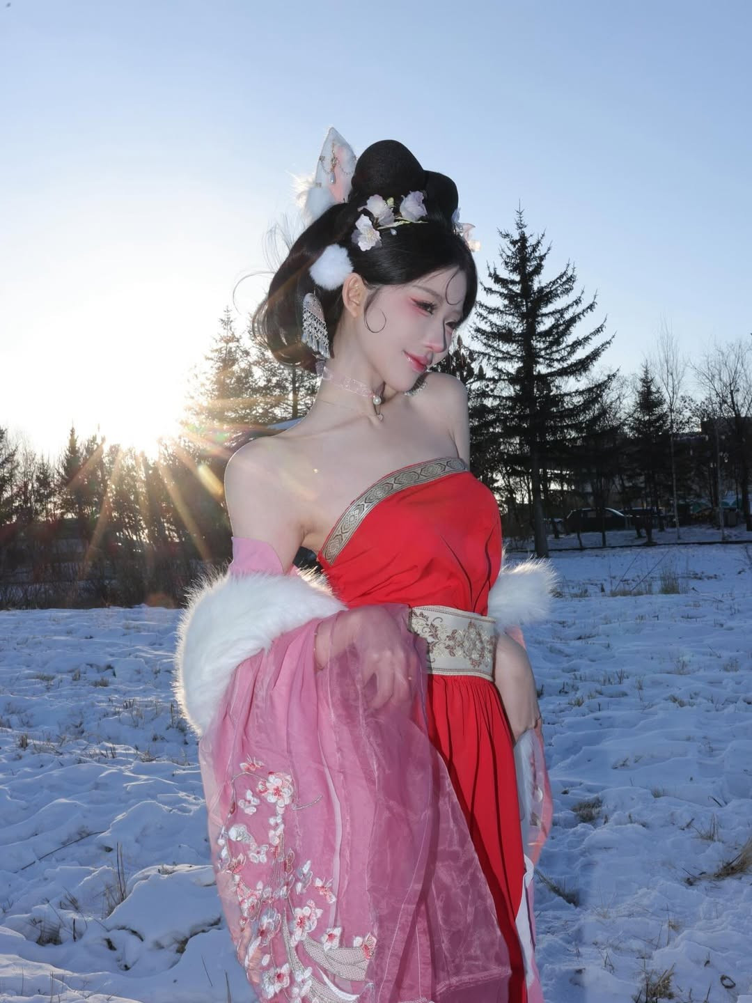 Khuôn mặt được trang điểm sắc sảo, nhấn vào đôi mắt có hồn và lớp phấn má hồng nhẹ nhàng, tạo cảm giác mỏng manh nhưng đầy quyến rũ. (Ảnh: IGNV)