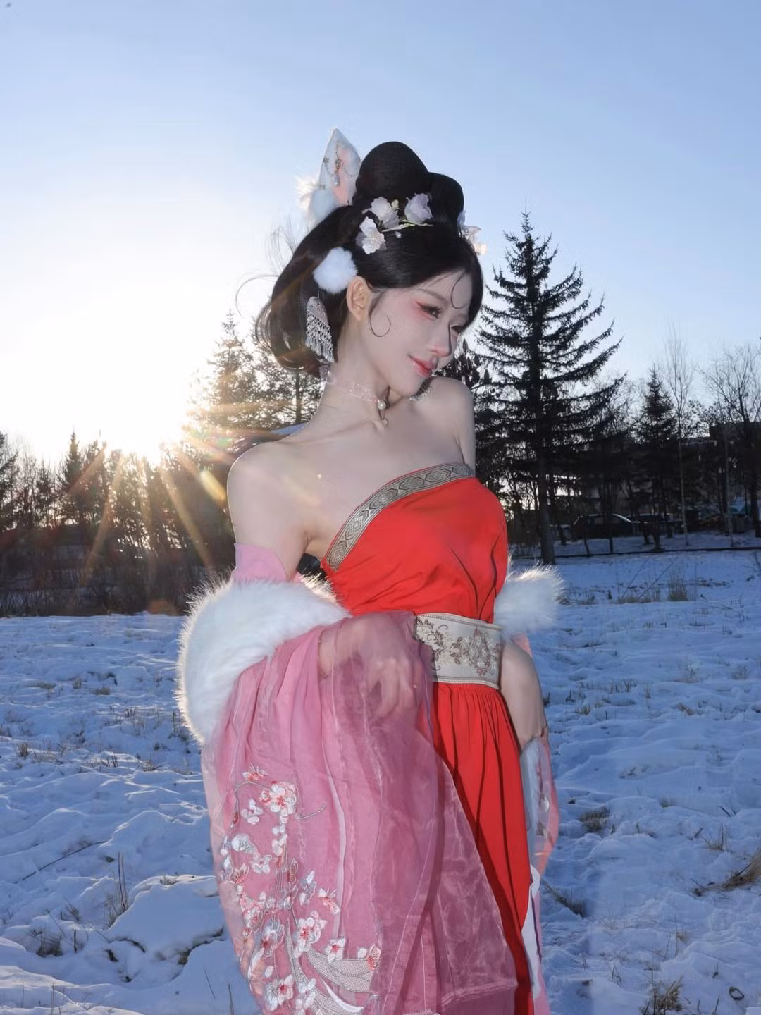 Khuôn mặt được trang điểm sắc sảo, nhấn vào đôi mắt có hồn và lớp phấn má hồng nhẹ nhàng, tạo cảm giác mỏng manh nhưng đầy quyến rũ. (Ảnh: IGNV)