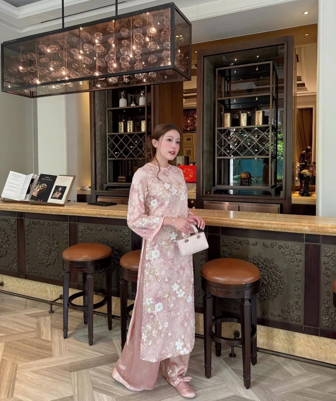 Lối mix-match này của Tăng Mỹ Hàn giúp tổng thể bộ đồ thêm phần "sang chảnh", hiện đại, phù hợp cho những buổi du xuân nhẹ nhàng. (Ảnh: IGNV)