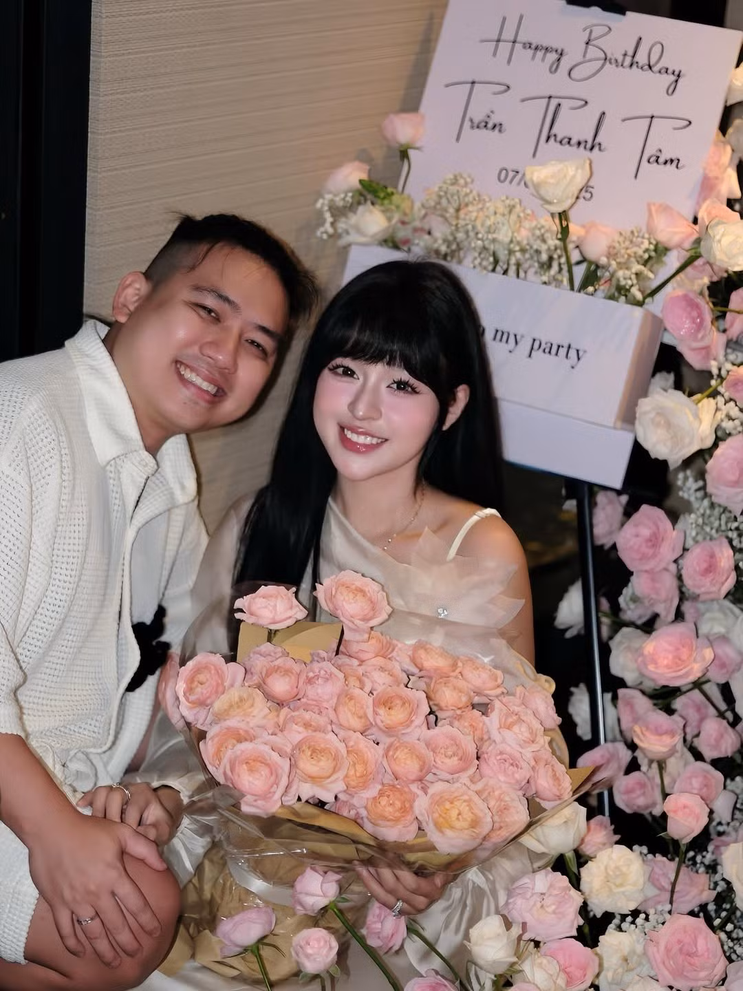 Không gian tiệc sinh nhật được trang trí ngập tràn hoa hồng màu hồng phấn và trắng, tạo nên một khung cảnh lãng mạn. Có thể thấy, Trần Thanh Tâm đã có một buổi tiệc đón tuổi mới ấm áp bên cạnh những người thân yêu.