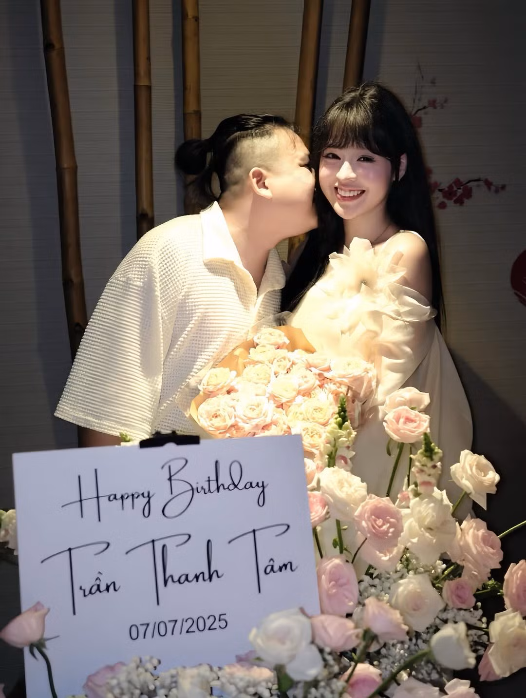 Cô nàng ôm bó hoa, cười hạnh phúc bên cạnh ông xã. Nàng hot girl cũng chụp ảnh cùng với những người thân trong bữa tiệc gia đình.