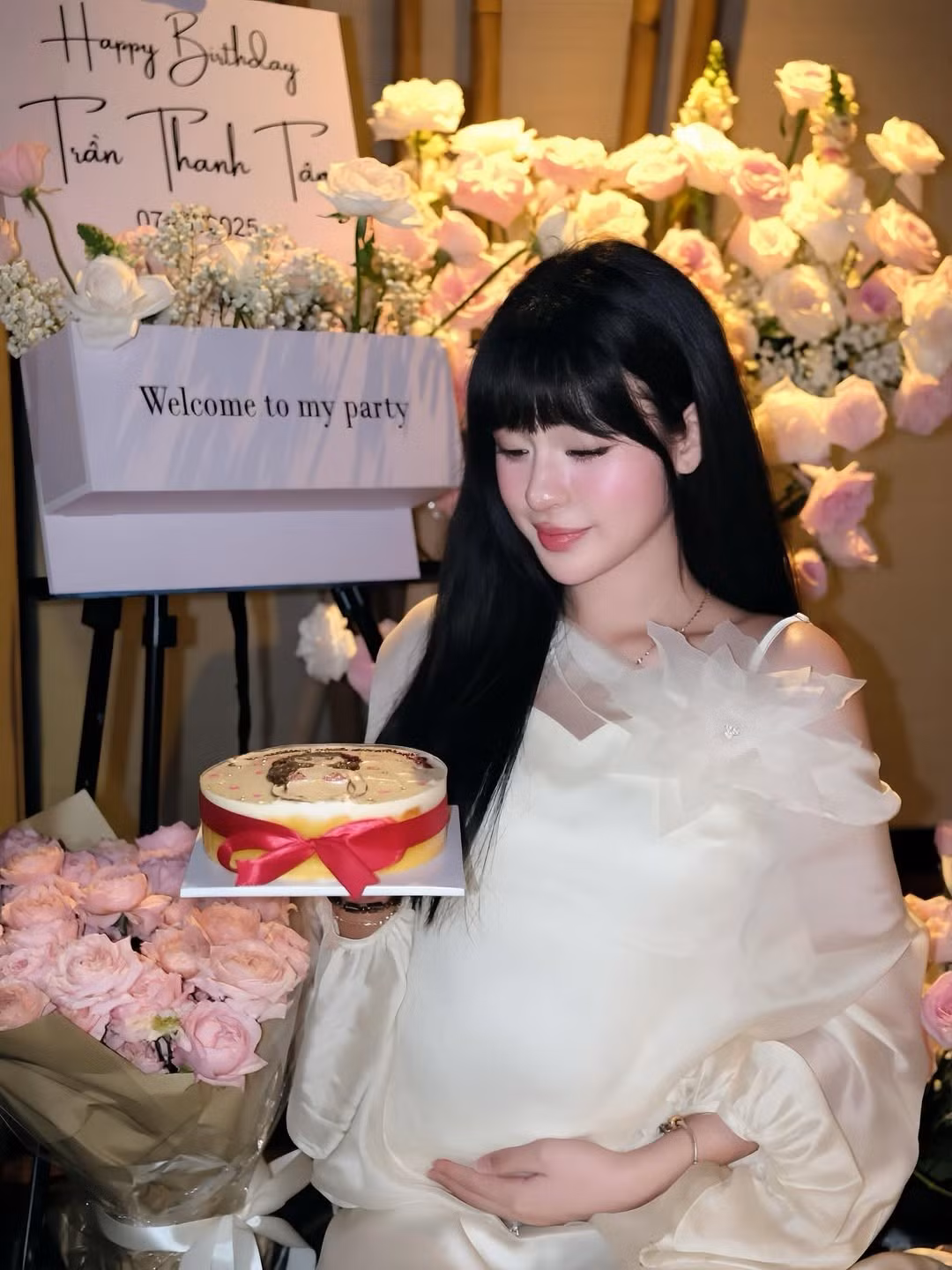 Trong loạt ảnh được đăng tải, Trần Thanh Tâm xuất hiện với vẻ ngoài rạng rỡ, xinh đẹp. Cô diện một chiếc váy màu kem với thiết kế bồng bềnh ở phần vai và thân, tạo nên vẻ ngoài ngọt ngào, bay bổng.