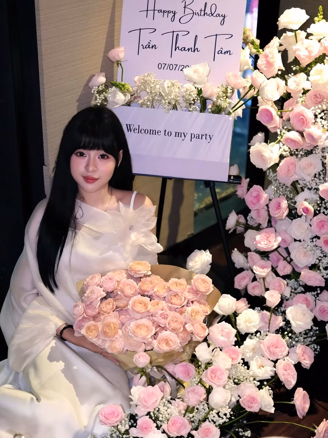 Mái tóc đen dài cùng kiểu tóc mái ngố đặc trưng vẫn là điểm nhấn, giúp cô giữ được nét đáng yêu vốn có.