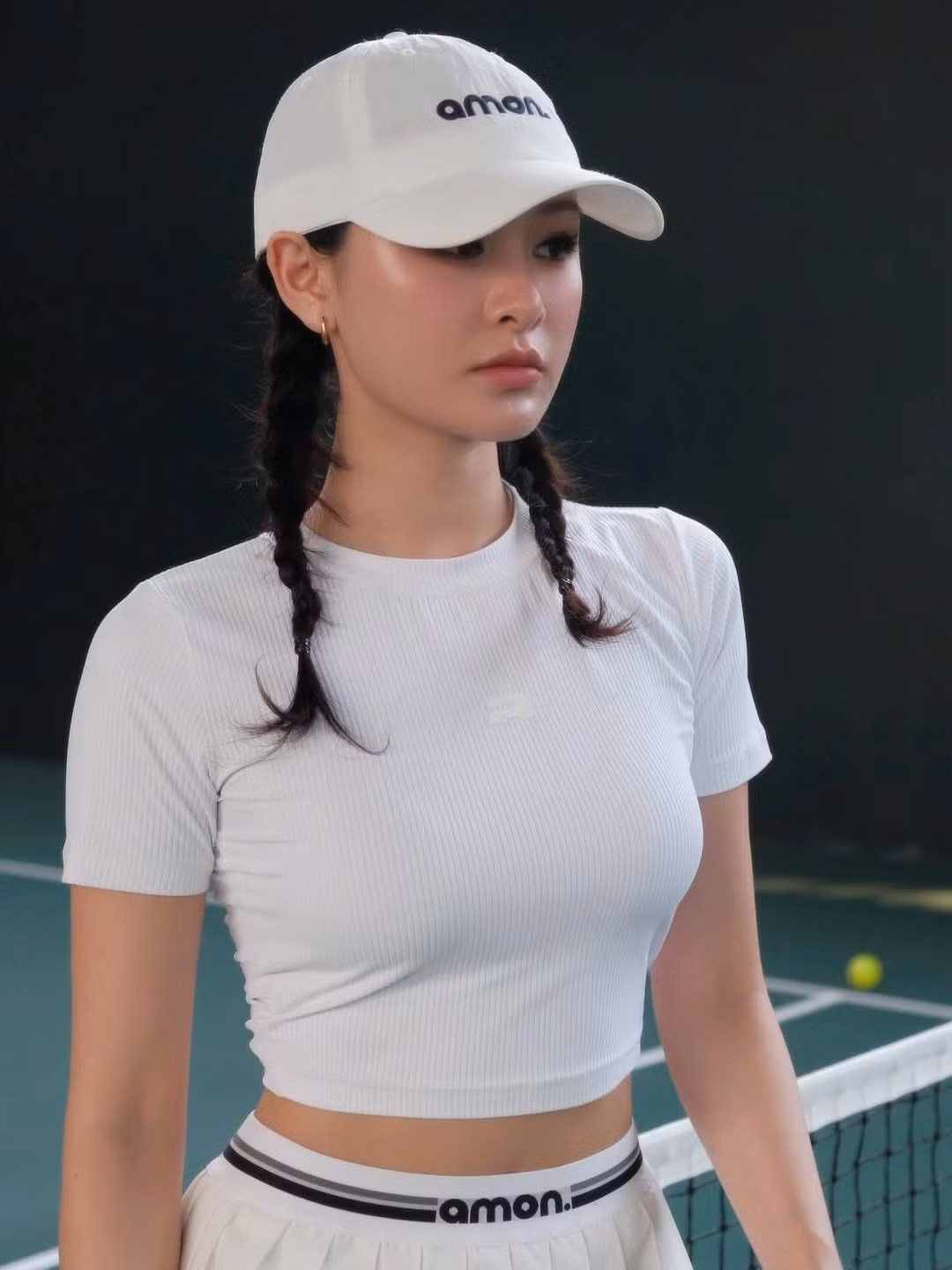 Điểm nhấn của outfit lần này chính là sự tối giản nhưng vẫn làm nổi bật được làn da trắng sứ và vóc dáng mảnh mai, thanh thoát của nữ ca sĩ. (Ảnh: IGNV)