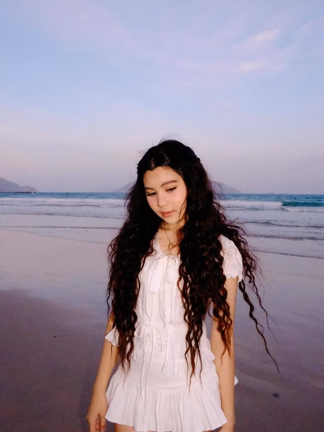 Dù là những khoảnh khắc nhìn xa xăm đầy tâm trạng hay nụ cười nháy mắt tinh nghịch, Hạt Dẻ đều thể hiện sự tự tin và nét duyên dáng tự nhiên. (Ảnh: IGNV)