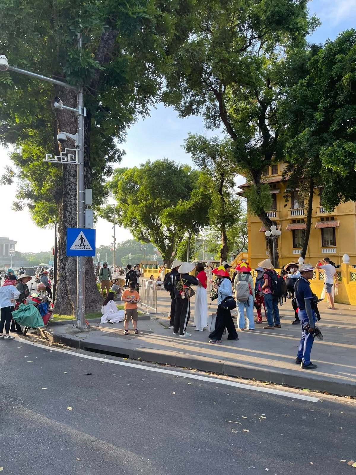 Dù đang trong quá trình chỉnh trang để phục vụ chuỗi hoạt động kỷ niệm 80 năm Ngày Quốc khánh tuy nhiên Quảng trường Ba Đình vẫn thu hút đông đảo người dân và du khách. (Ảnh: Fanpage Lang Thang Hà Nội)