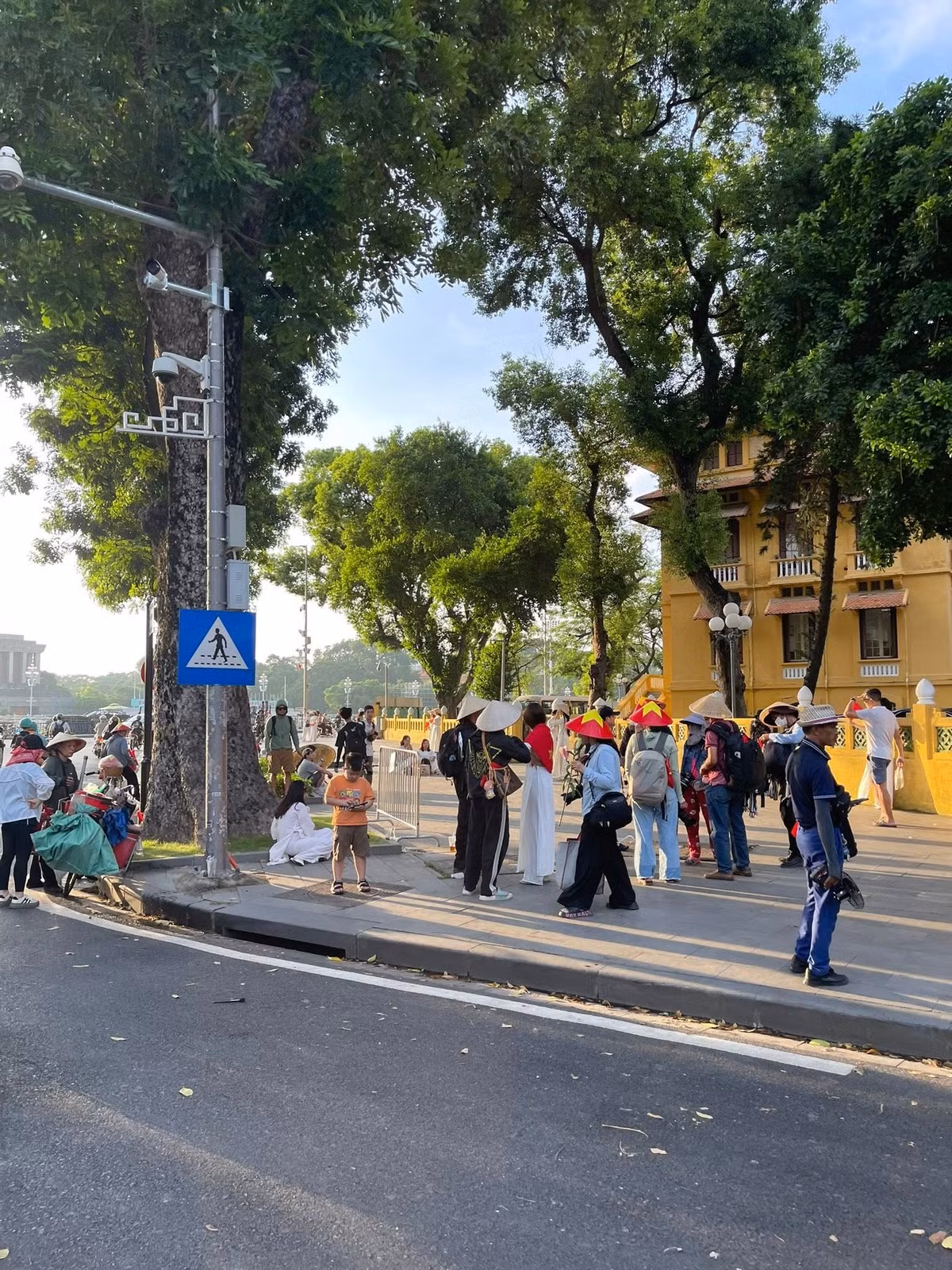 Dù đang trong quá trình chỉnh trang để phục vụ chuỗi hoạt động kỷ niệm 80 năm Ngày Quốc khánh tuy nhiên Quảng trường Ba Đình vẫn thu hút đông đảo người dân và du khách. (Ảnh: Fanpage Lang Thang Hà Nội)