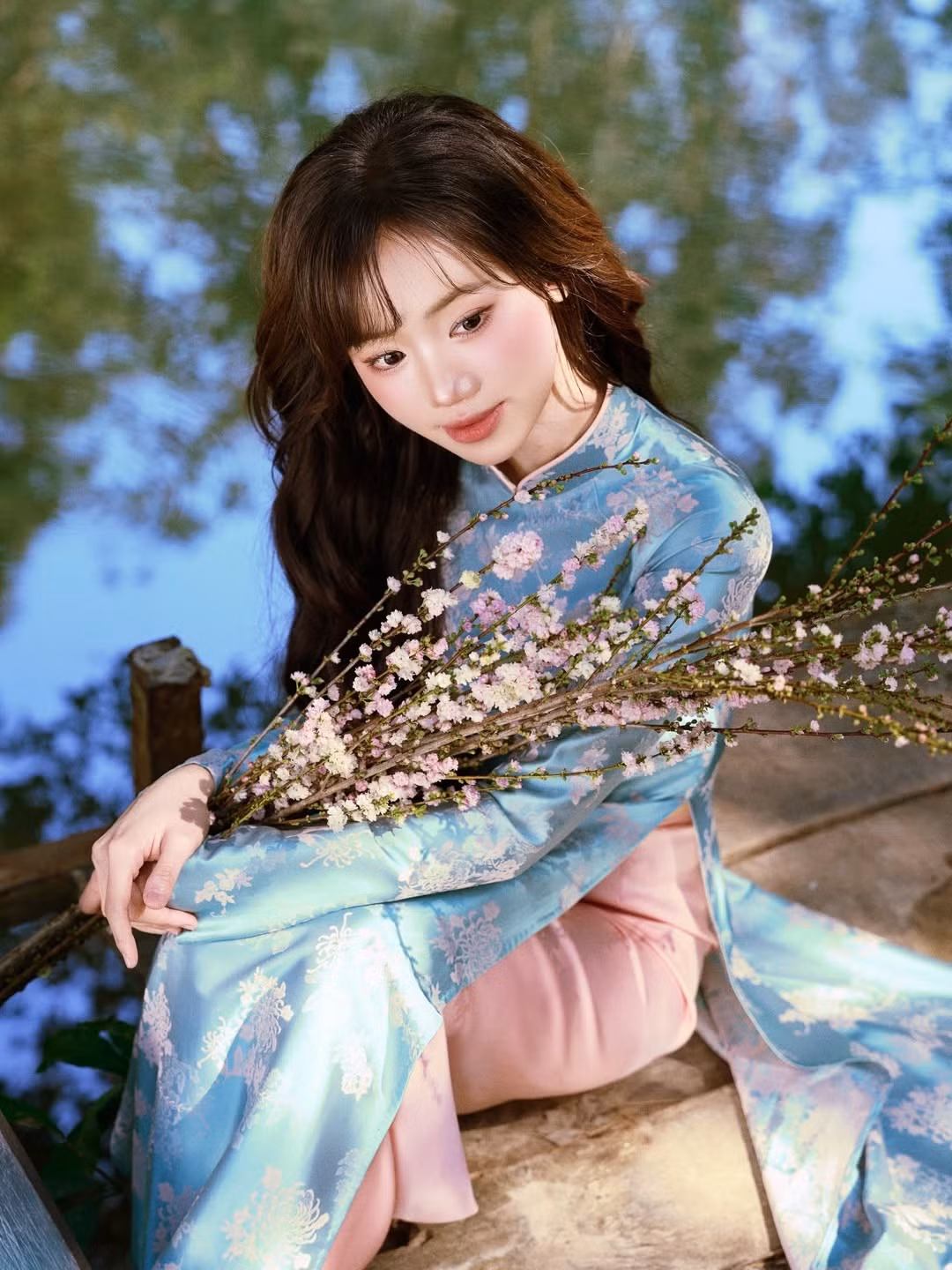 Những họa tiết chìm trên mặt vải cùng độ bóng tự nhiên của gấm giúp cô nàng tỏa sáng rạng rỡ dưới ánh nắng vàng của vùng đất cố đô. (Ảnh: IGNV)