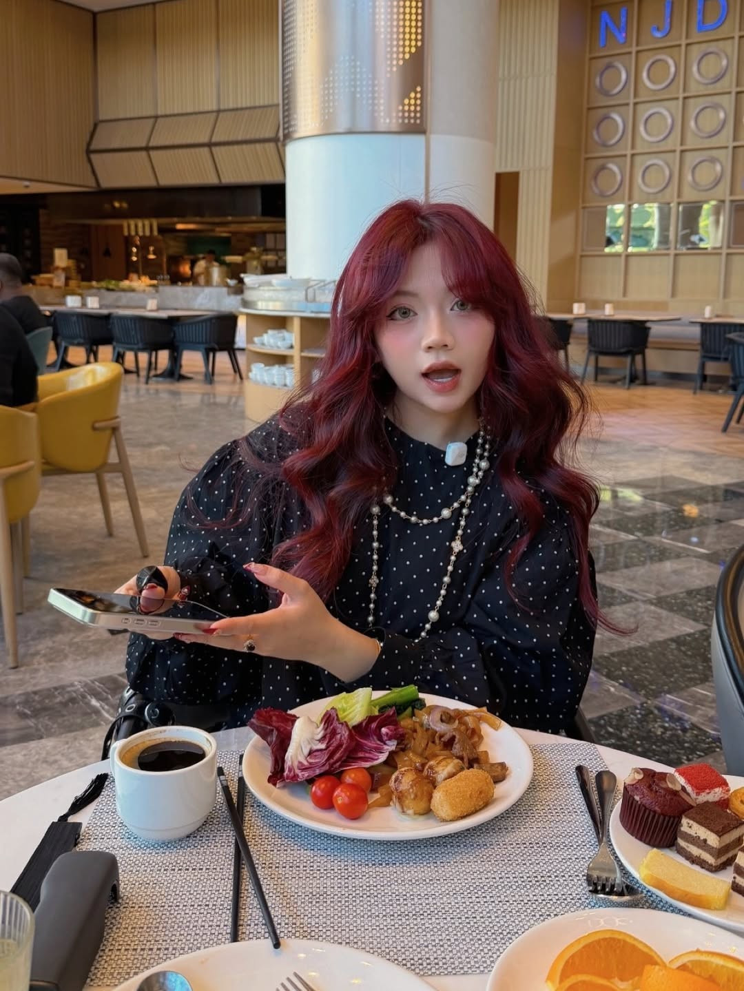 Trong chuyến ghé thăm Disneyland gần đây, Bảo Hân Helia đã chọn cho mình một diện mạo hoàn toàn mới mẻ và cực kỳ nổi bật với mái tóc đỏ rực rỡ được tạo kiểu bồng bềnh, quyến rũ. (Ảnh: IGNV)