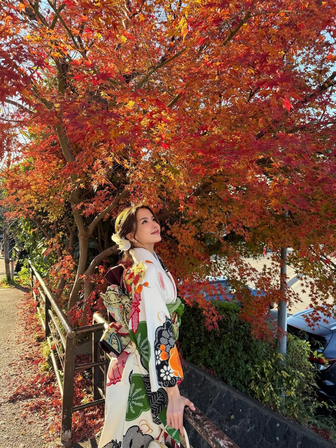 Cô búi tóc gọn gàng, cài hoa lan trắng muốt cùng những hạt ngọc trai nhỏ xinh, tạo nên vẻ ngoài thanh thoát, chuẩn "gái Nhật". (Ảnh: IGNV)