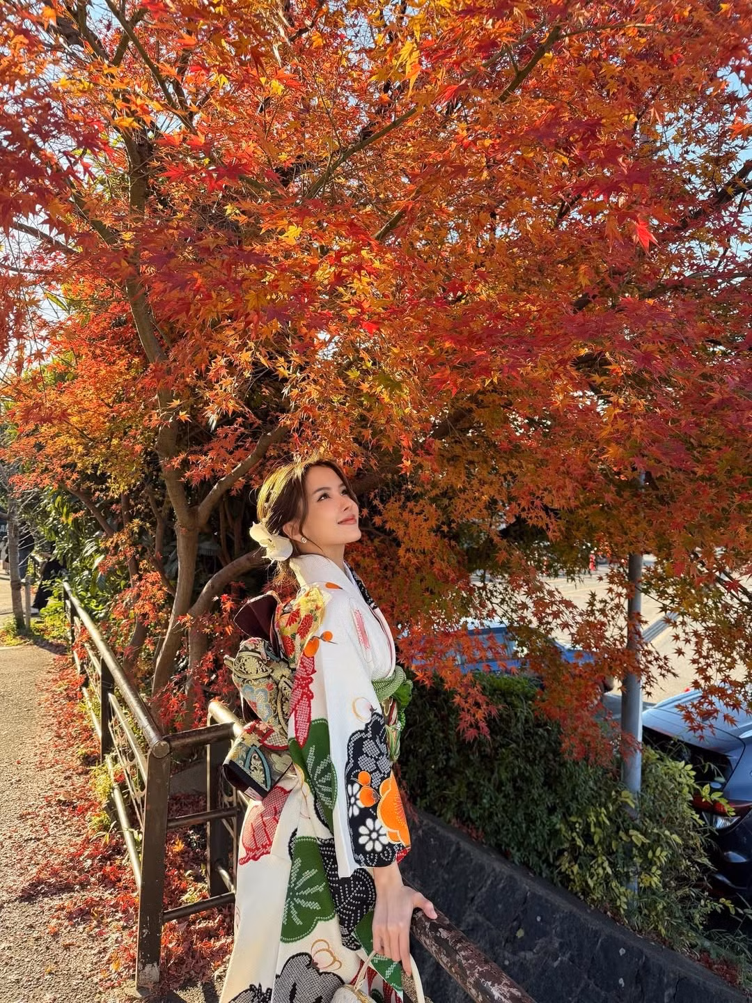 Cô búi tóc gọn gàng, cài hoa lan trắng muốt cùng những hạt ngọc trai nhỏ xinh, tạo nên vẻ ngoài thanh thoát, chuẩn "gái Nhật". (Ảnh: IGNV)