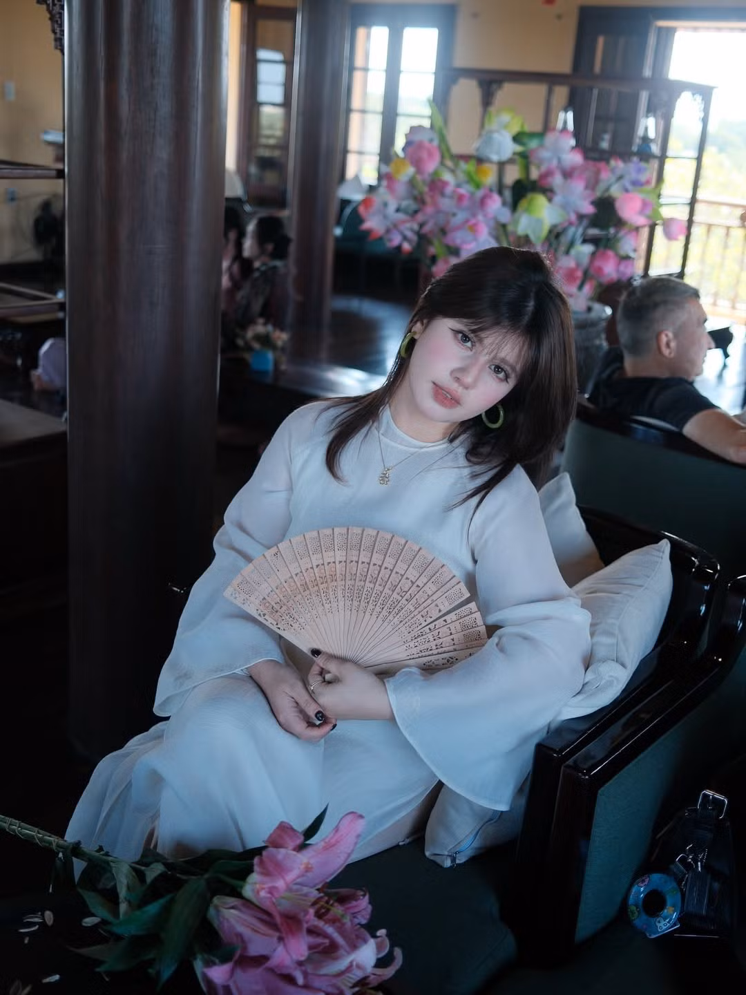 Việc diện áo dài không chỉ là cách để cô lưu giữ những khung hình đẹp, mà còn thể hiện sự trân trọng của Ebra Lê đối với nét văn hóa truyền thống Việt. (Ảnh: IGNV)