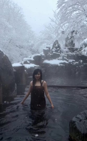 Trước đó, Tâm Tít từng hé lộ một số khoảnh khắc trong chuyến đi Nhật Bản năm nay, tại lữ quán cổ kính Notoya Ryokan - nơi được cho là nguồn cảm hứng cho bộ phim hoạt hình kinh điển "Spirited Away". Chính vì vậy, nhiều người đoán rằng địa điểm mà Tâm Tít lựa chọn để tận hưởng kỳ nghỉ là khu suối nước nóng nổi tiếng Ginzan Onsen tại tỉnh Yamagata. (Ảnh: IGNV)