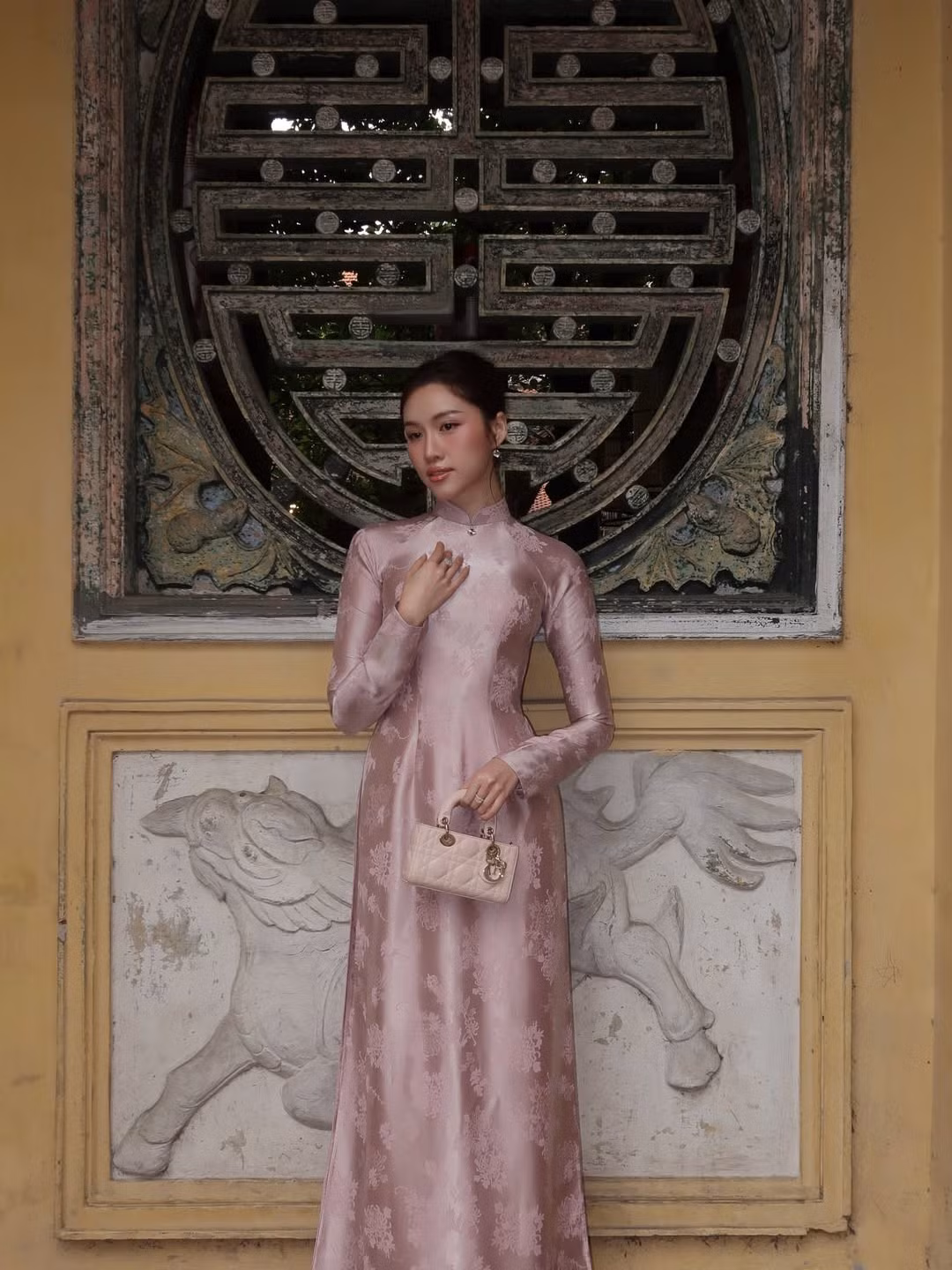 Dưới bài đăng, nhiều khán giả đã để lại lời khen có cánh cho phong thái tự tin và gu thẩm mỹ tinh tế của nữ MC: "Nó đẹp và có chút cũ xưa", "Huyền xinh đẹp". (Ảnh: IGNV)