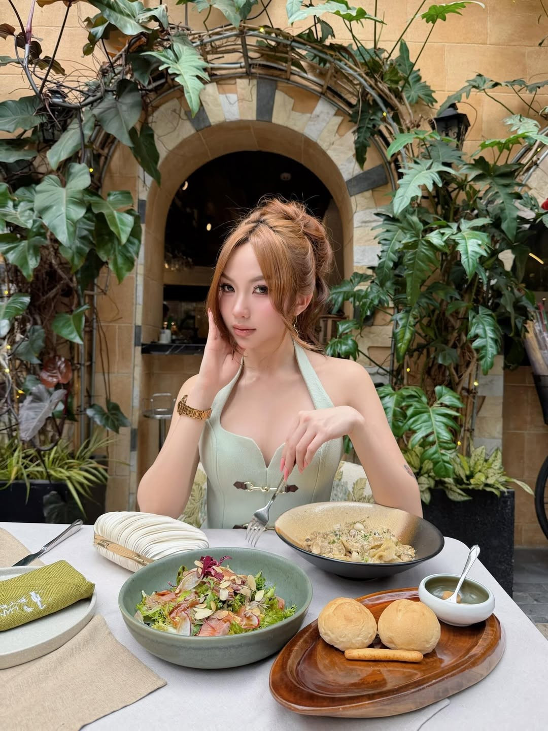 Nếu như Xuân Ca luôn trung thành với phong cách cá tính, có phần nổi loạn, thì lần này Quỳnh Như đã chọn một "lối đi riêng" đầy nữ tính. Sự thay đổi này nhận được "cơn mưa" lời khen từ cộng đồng mạng. (Ảnh: IGNV)