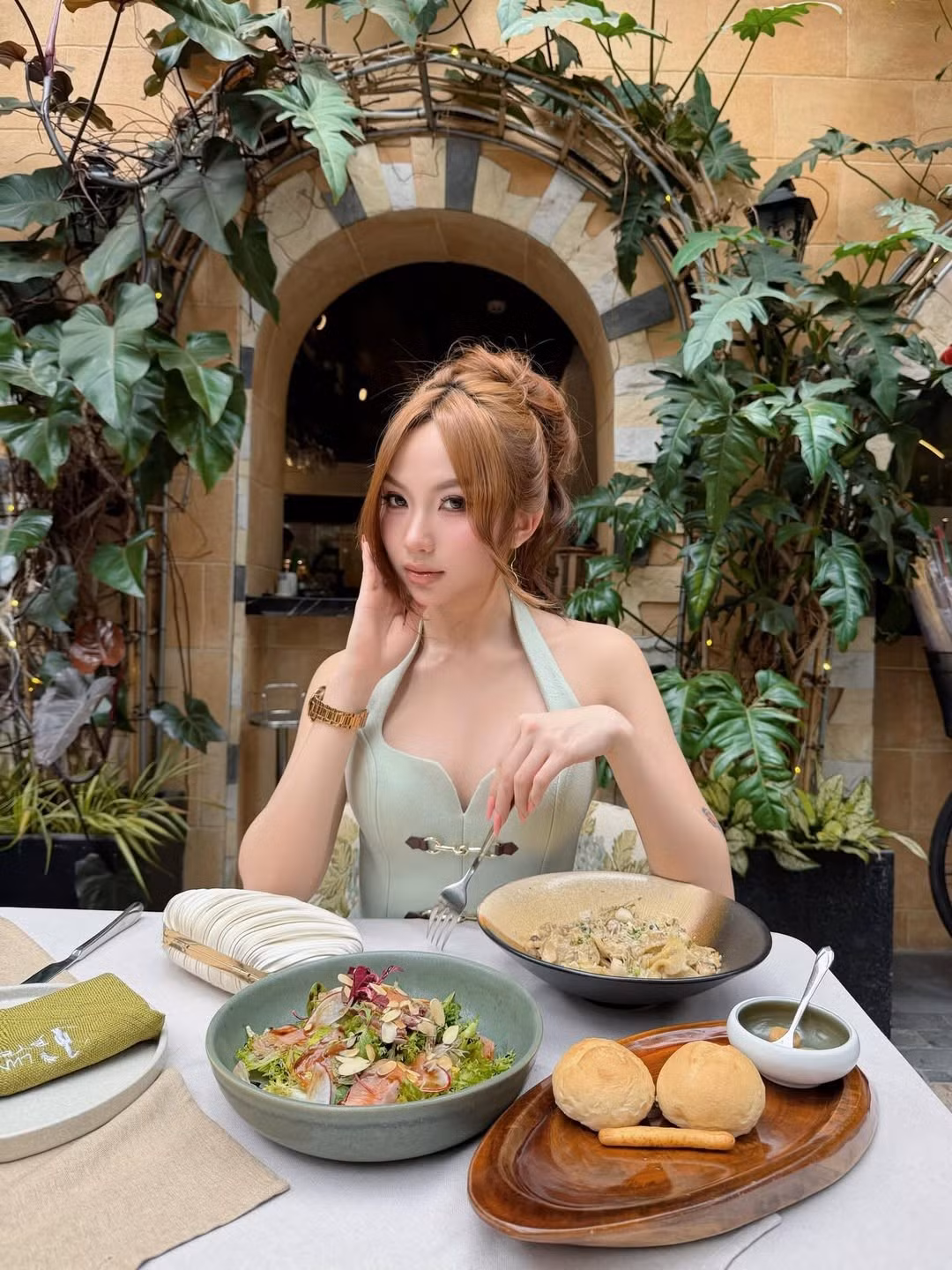 Nếu như Xuân Ca luôn trung thành với phong cách cá tính, có phần nổi loạn, thì lần này Quỳnh Như đã chọn một "lối đi riêng" đầy nữ tính. Sự thay đổi này nhận được "cơn mưa" lời khen từ cộng đồng mạng. (Ảnh: IGNV)