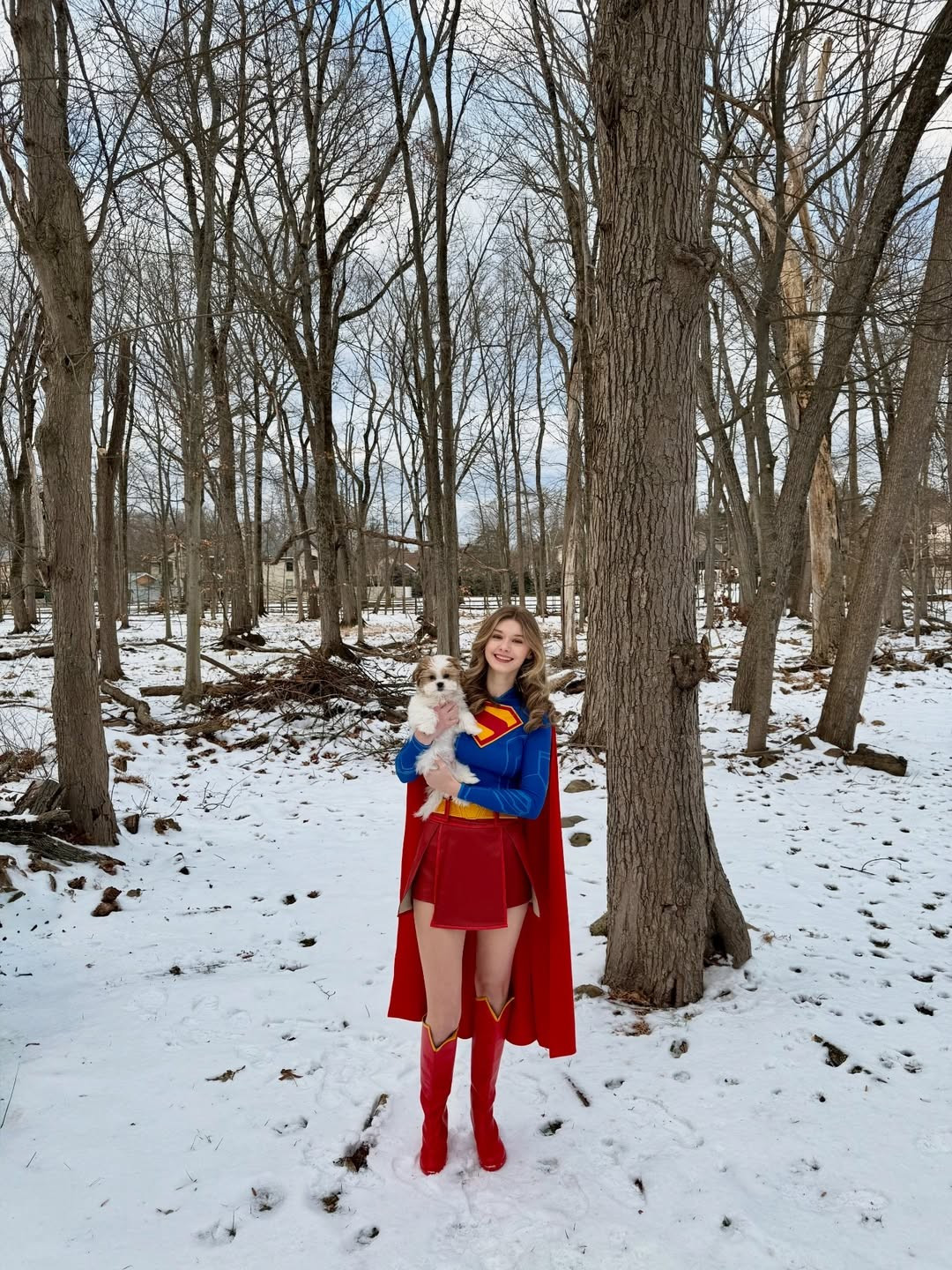 Nhiều bình luận không tiếc lời khen ngợi dành cho cô nàng: "Đây chắc chắn là phiên bản Supergirl xinh đẹp nhất mà tôi từng thấy!", "tôi nguyện được nữ siêu nhận này giải cứu". (Ảnh: IGNV)