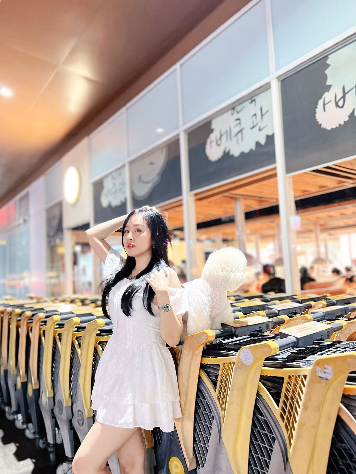 Cô dành thời gian để chăm sóc gia đình, chăm sóc bản thân, tập gym để rèn luyện sức khỏe, vóc dáng, và tìm thấy sự an lành qua việc đi chùa tĩnh tâm. (Ảnh: IGNV)