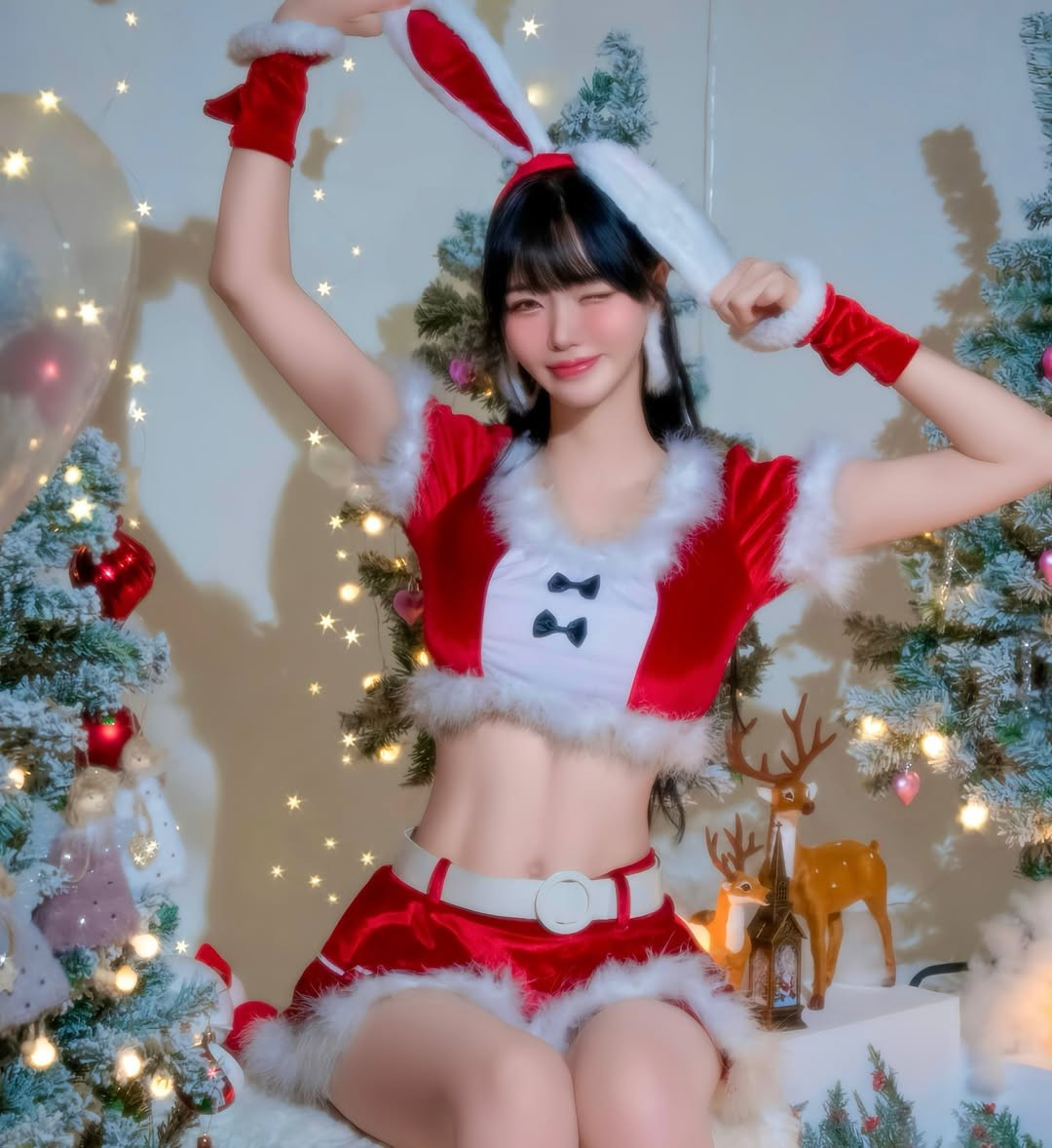 Điểm nhấn là chiếc băng đô tai thỏ trắng muốt, kết hợp cùng chiếc thắt lưng to bản màu trắng, găng tay và phụ kiện trang trí hình nơ đen, tạo nên sự pha trộn giữa vẻ quyến rũ và nét tinh nghịch, dễ thương. (Ảnh: @minhanna)