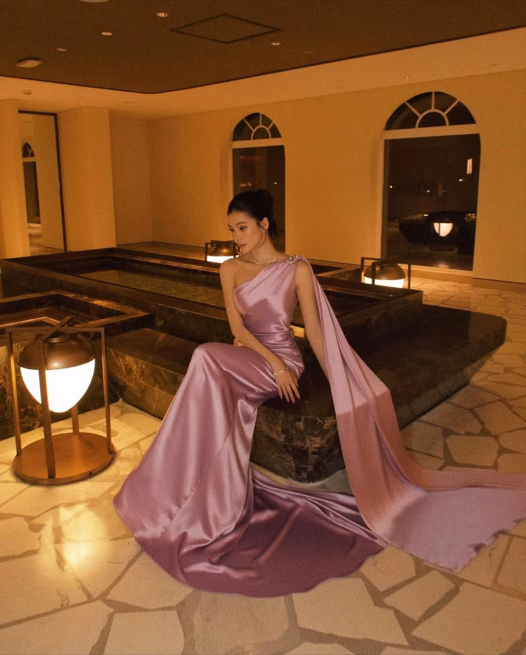 Lựa chọn trang phục lần này của Đỗ Yên Đan là chiếc đầm dạ hội dài, ôm sát cơ thể với chất liệu lụa satin bóng bẩy, màu tím lilac nhẹ nhàng nhưng cực kỳ sang trọng. (Ảnh: IGNV)