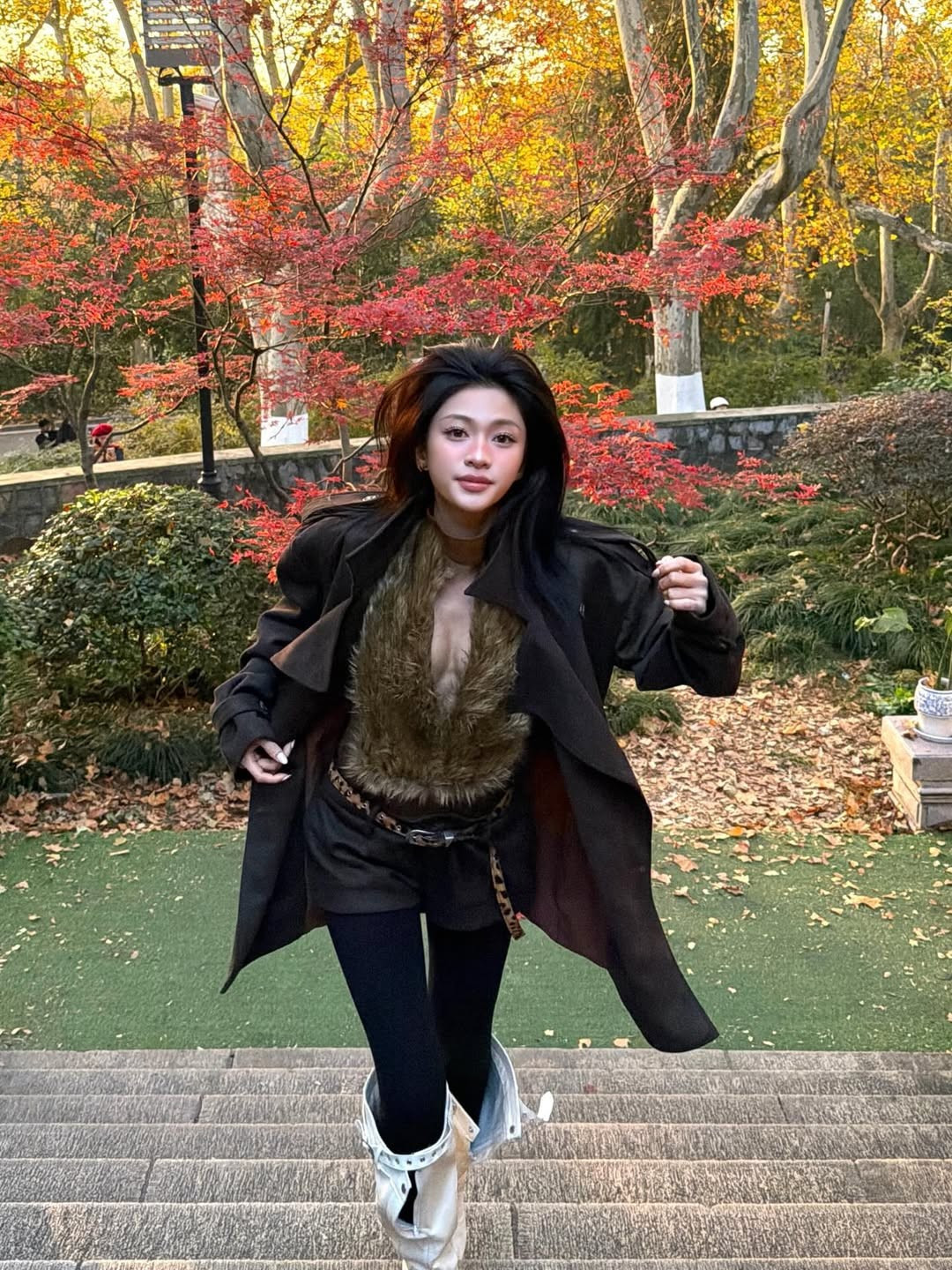 Bảo Ngọc chọn cách diện táo bạo khi bên trong mặc một chiếc áo lông màu nâu vàng hờ hững, tạo điểm nhấn hút mắt và khéo léo để lộ vòng 1 lấp ló gợi cảm, đúng với phong cách sexy nhưng vẫn thời thượng mà cô theo đuổi. (Ảnh: IGNV)