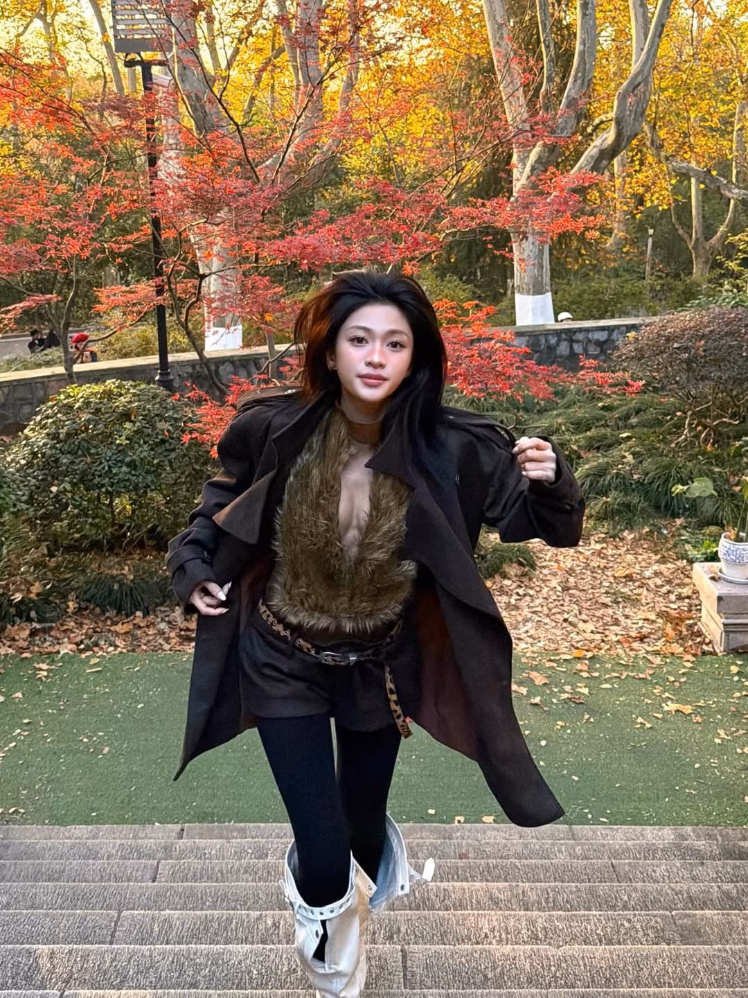 Bảo Ngọc chọn cách diện táo bạo khi bên trong mặc một chiếc áo lông màu nâu vàng hờ hững, tạo điểm nhấn hút mắt và khéo léo để lộ vòng 1 lấp ló gợi cảm, đúng với phong cách sexy nhưng vẫn thời thượng mà cô theo đuổi. (Ảnh: IGNV)