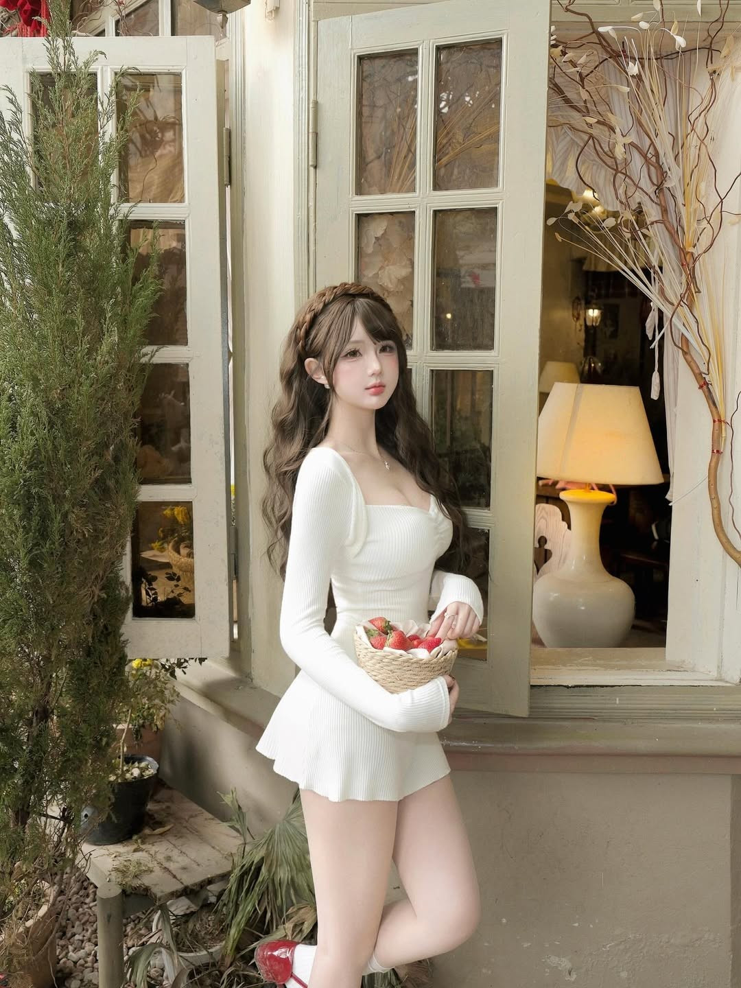 Khoảnh khắc cô nàng khẽ chạm môi hay đưa tay cầm một trái dâu tây với ánh mắt mơ màng đã tạo nên một sức hút khó cưỡng, vừa ngây thơ lại vừa có chút quyến rũ hiện đại. (Ảnh: IGNV)