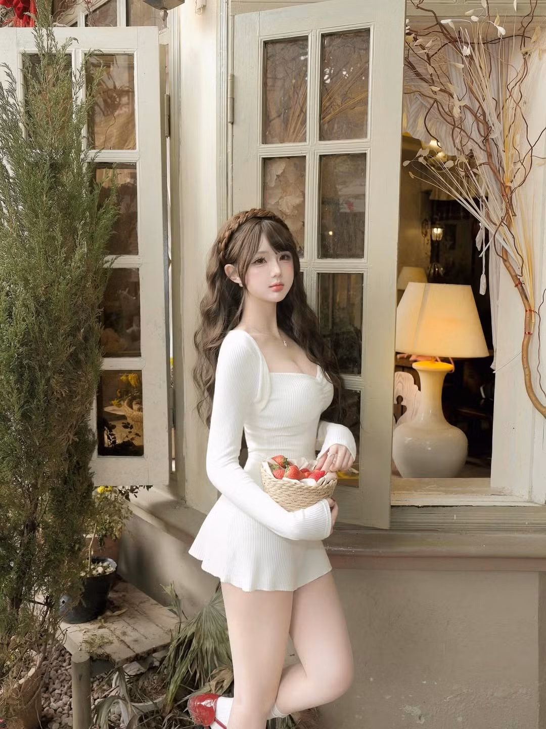 Khoảnh khắc cô nàng khẽ chạm môi hay đưa tay cầm một trái dâu tây với ánh mắt mơ màng đã tạo nên một sức hút khó cưỡng, vừa ngây thơ lại vừa có chút quyến rũ hiện đại. (Ảnh: IGNV)