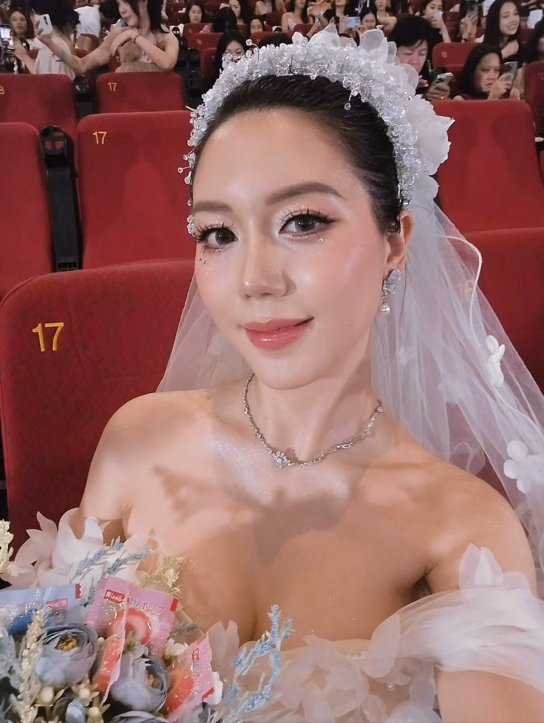 Ngay khi vừa xuất hiện tại sự kiện, Hồng Hạnh đã ngay lập tức thu hút sự chú ý của những người xung quanh, ai nấy đều lấy máy ra quay, chụp, vừa khen ngợi. (Ảnh: IG @lehonghanh_0807)